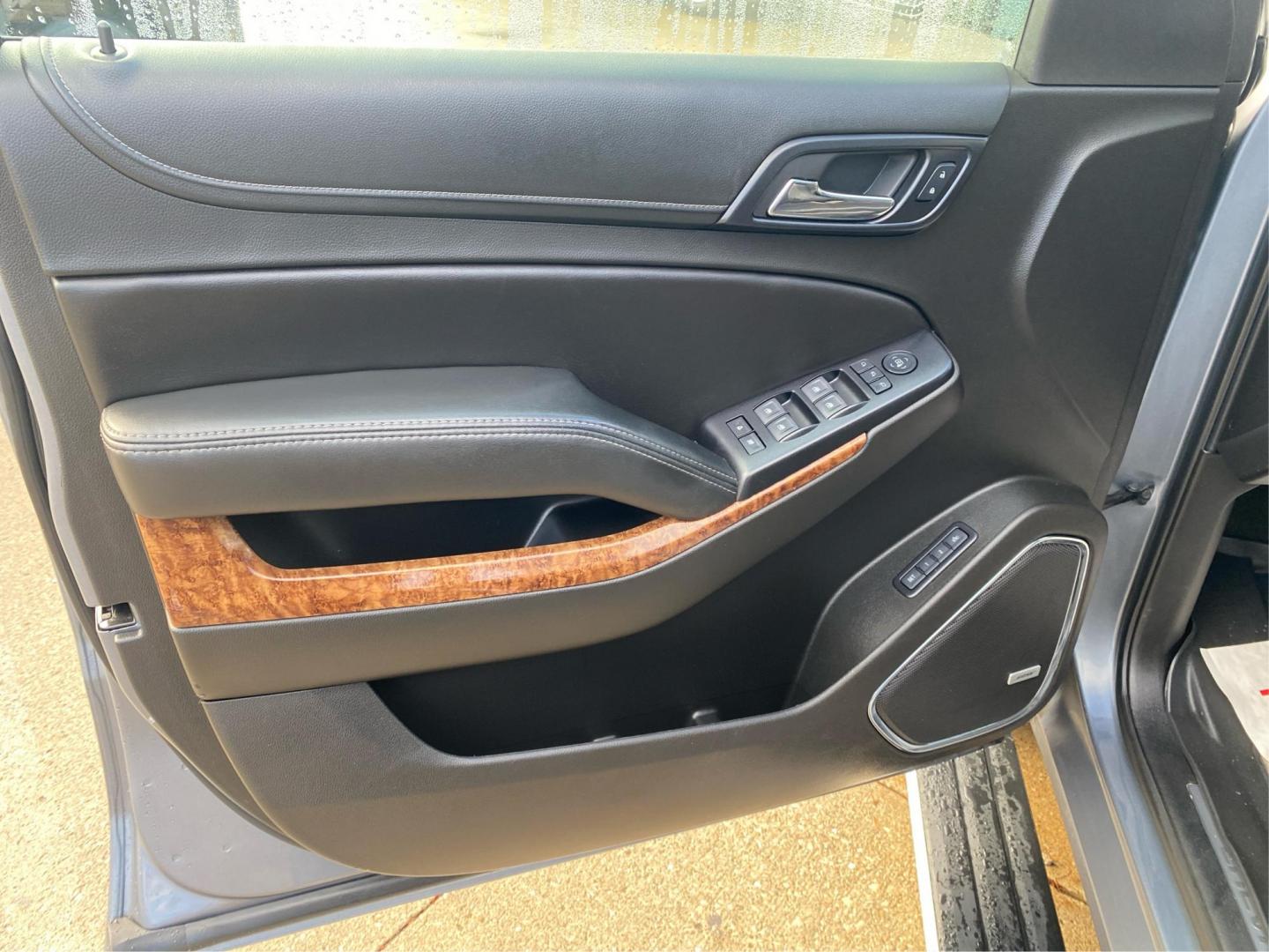 2018 BLUE CHEVROLET TAHOE PREMIER (1GNSKCKC4JR) with an 5.3L engine, Automatic transmission, located at 908 SE 14th Street, Des Moines, IA, 50317, (515) 281-0330, 41.580303, -93.597046 - Photo#19