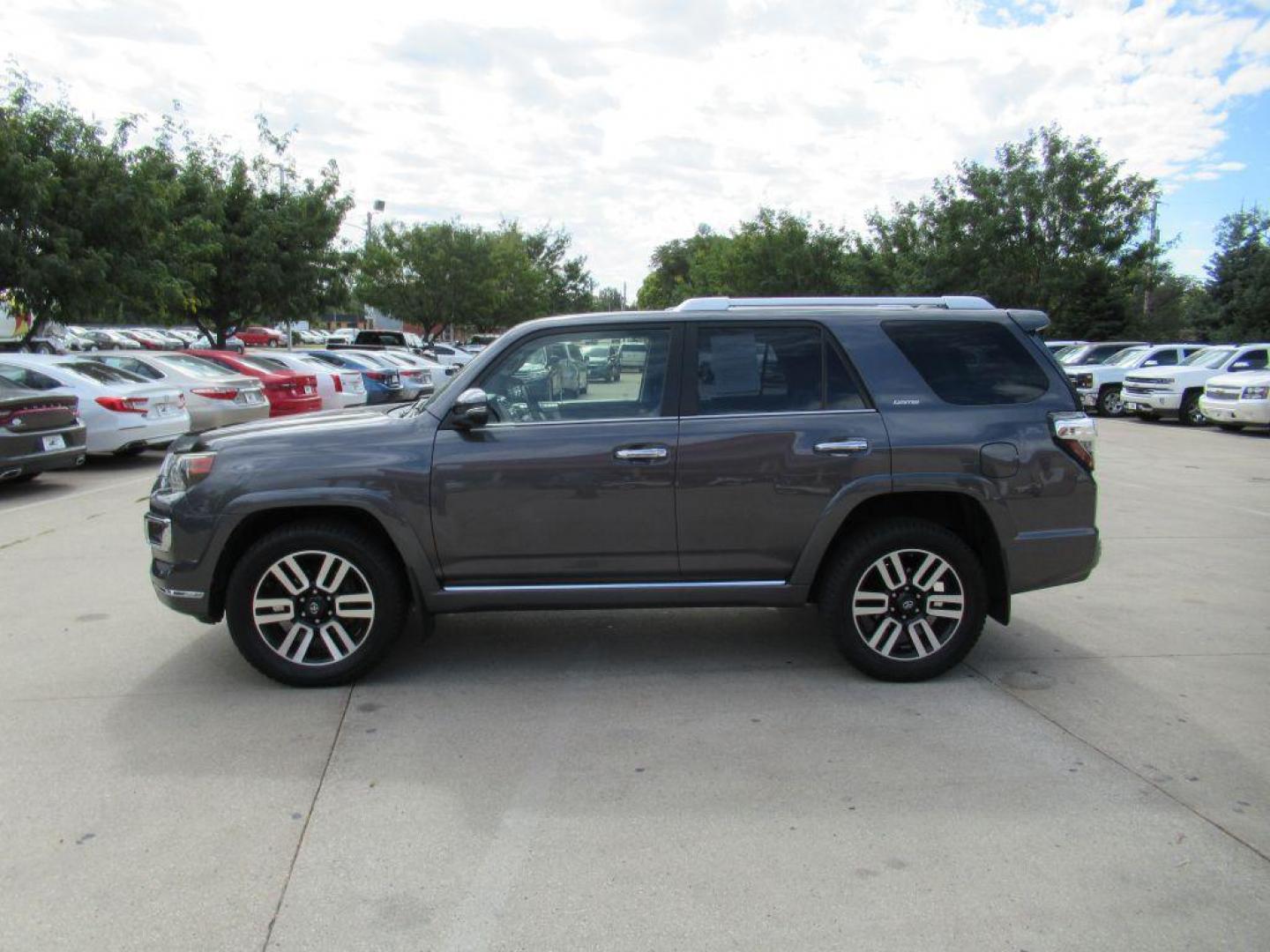 2017 GRAY TOYOTA 4RUNNER SR5/SR5 PREMIUM (JTEBU5JR0H5) with an 4.0L engine, Automatic transmission, located at 908 SE 14th Street, Des Moines, IA, 50317, (515) 281-0330, 41.580303, -93.597046 - Photo#7