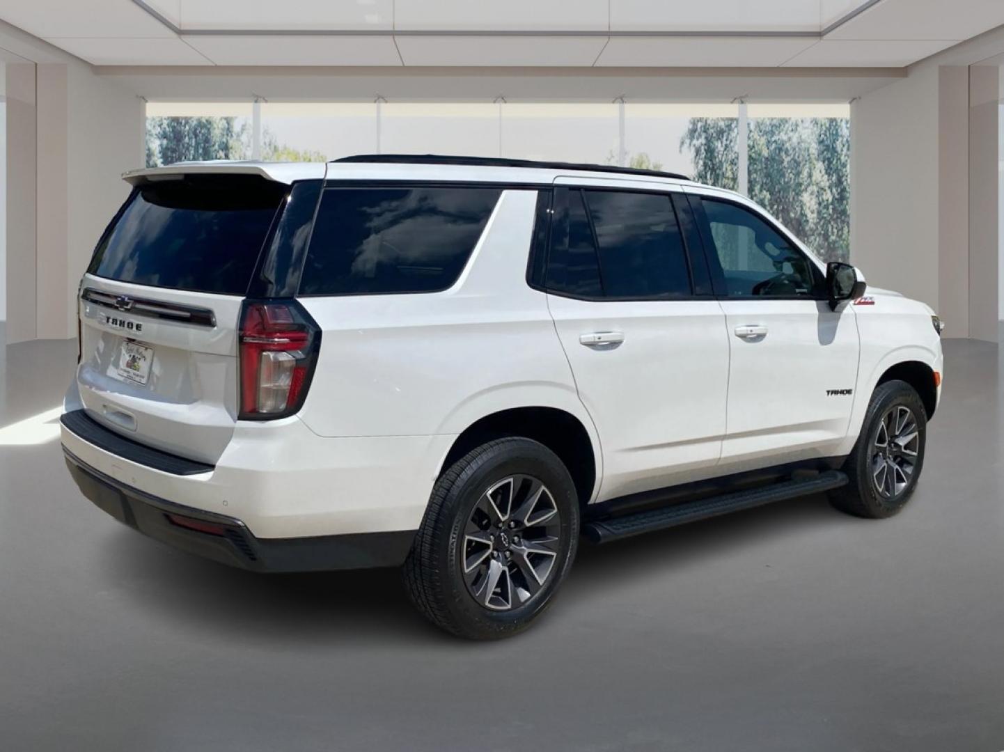 2021 WHITE CHEVROLET TAHOE 1500 Z71 (1GNSKPKD2MR) with an 5.3L engine, Automatic transmission, located at 908 SE 14th Street, Des Moines, IA, 50317, (515) 281-0330, 41.580303, -93.597046- Photo#2