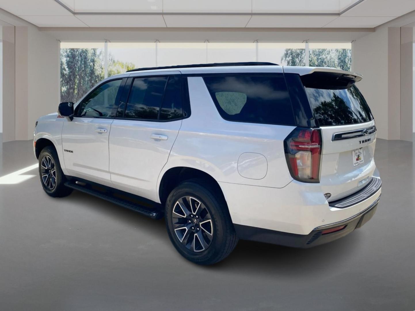 2021 WHITE CHEVROLET TAHOE 1500 Z71 (1GNSKPKD2MR) with an 5.3L engine, Automatic transmission, located at 908 SE 14th Street, Des Moines, IA, 50317, (515) 281-0330, 41.580303, -93.597046- Photo#4