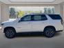 2021 WHITE CHEVROLET TAHOE 1500 Z71 (1GNSKPKD2MR) with an 5.3L engine, Automatic transmission, located at 908 SE 14th Street, Des Moines, IA, 50317, (515) 281-0330, 41.580303, -93.597046- Photo#5