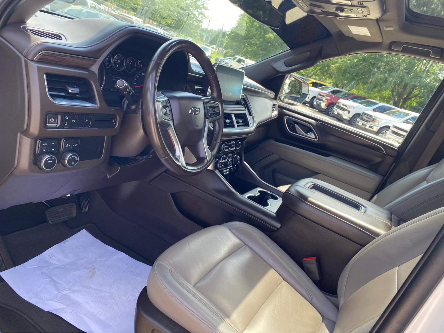 2021 WHITE CHEVROLET TAHOE 1500 Z71 (1GNSKPKD2MR) with an 5.3L engine, Automatic transmission, located at 908 SE 14th Street, Des Moines, IA, 50317, (515) 281-0330, 41.580303, -93.597046- Photo#8