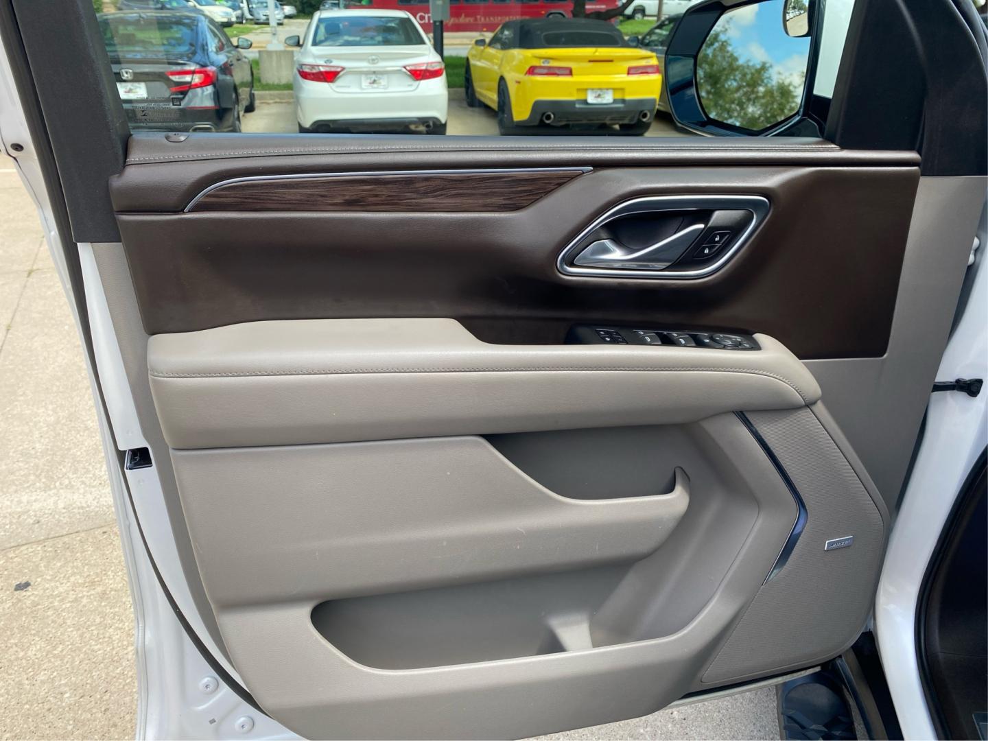 2021 WHITE CHEVROLET TAHOE 1500 Z71 (1GNSKPKD2MR) with an 5.3L engine, Automatic transmission, located at 908 SE 14th Street, Des Moines, IA, 50317, (515) 281-0330, 41.580303, -93.597046- Photo#19