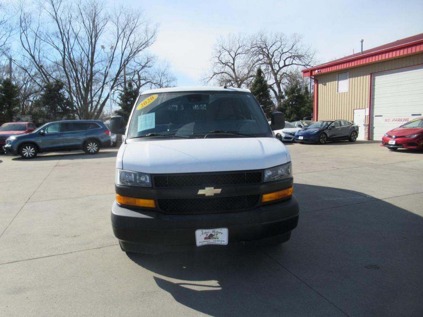 2020 WHITE CHEVROLET EXPRESS G2500 (1GCWGAFGXL1) with an 6.0L engine, Automatic transmission, located at 908 SE 14th Street, Des Moines, IA, 50317, (515) 281-0330, 41.580303, -93.597046 - Photo#1