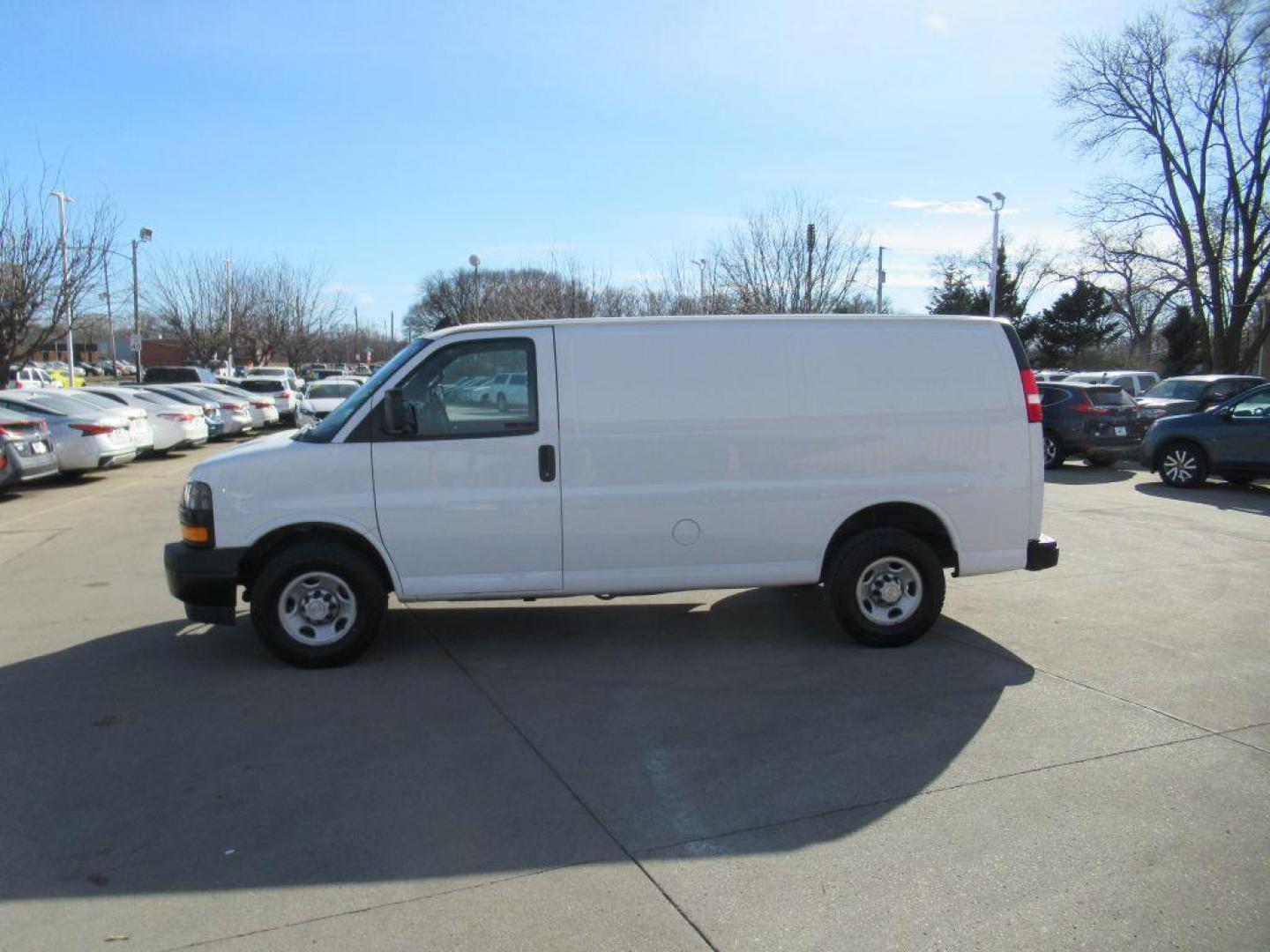 2020 WHITE CHEVROLET EXPRESS G2500 (1GCWGAFGXL1) with an 6.0L engine, Automatic transmission, located at 908 SE 14th Street, Des Moines, IA, 50317, (515) 281-0330, 41.580303, -93.597046 - Photo#7