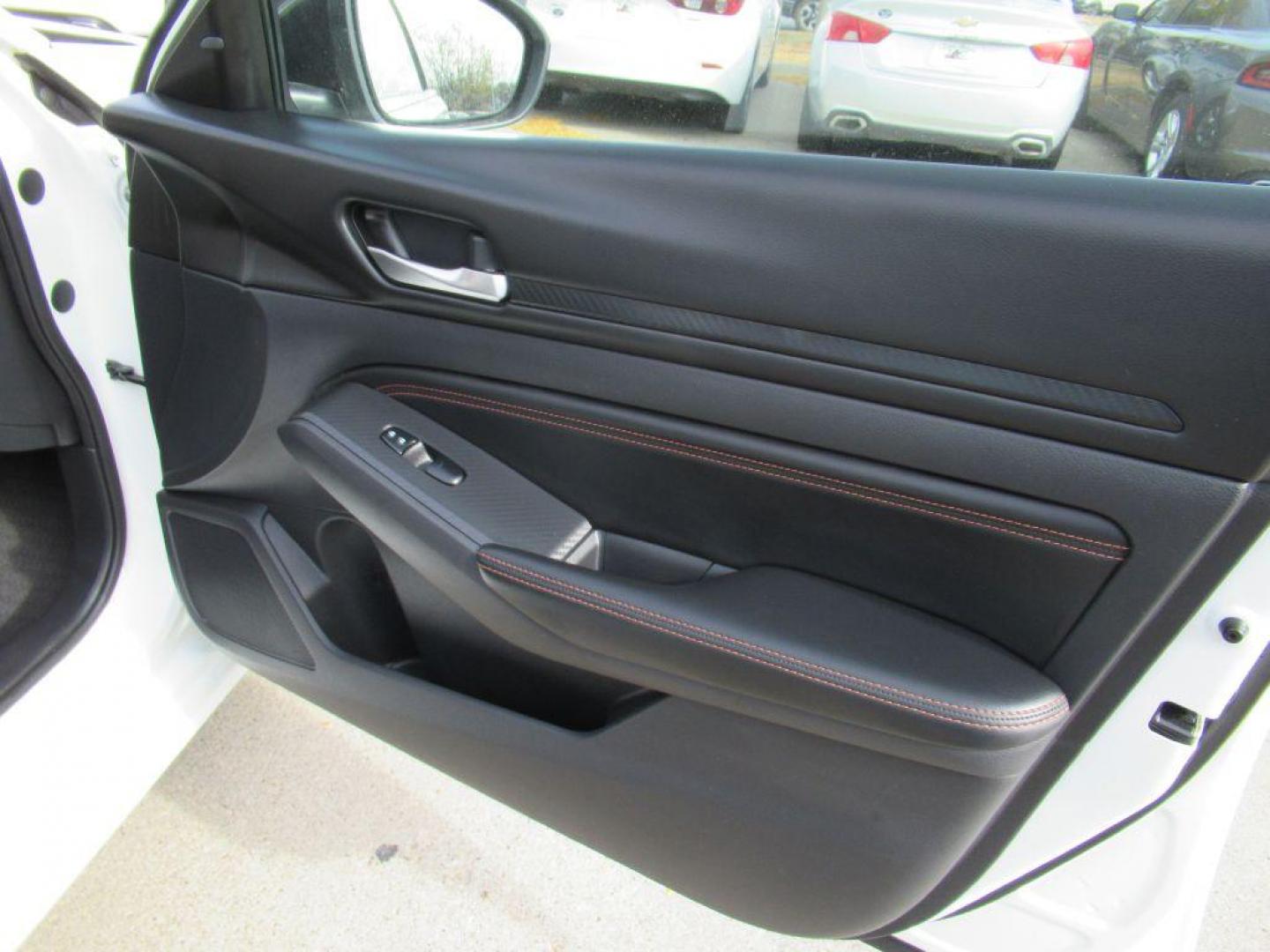 2019 WHITE NISSAN ALTIMA SR (1N4BL4CW7KC) with an 2.5L engine, Continuously Variable transmission, located at 908 SE 14th Street, Des Moines, IA, 50317, (515) 281-0330, 41.580303, -93.597046 - Photo#12
