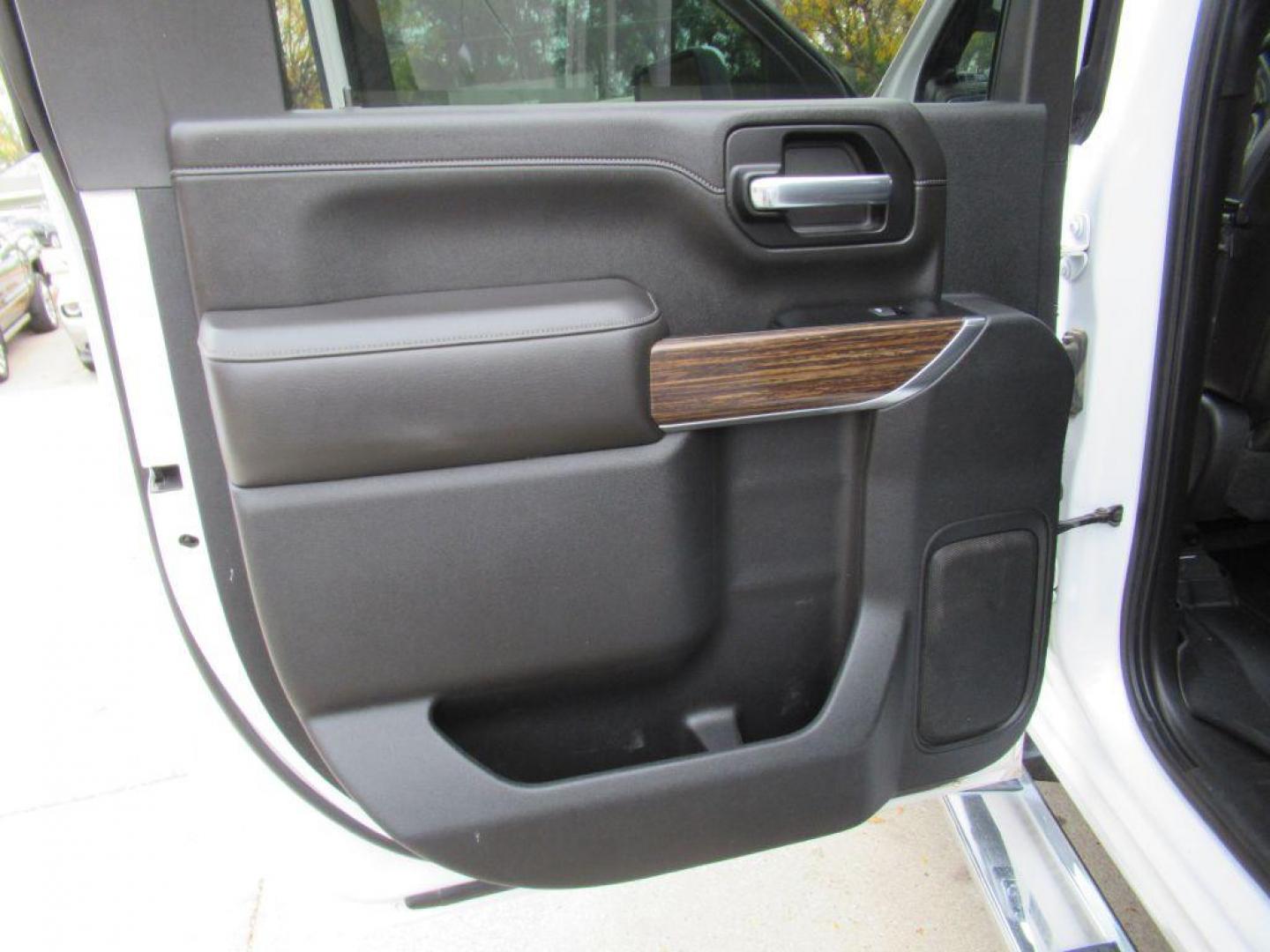 2020 WHITE CHEVROLET SILVERADO 2500 HIGH COUNTRY (1GC4YREY6LF) with an 6.6L engine, Automatic transmission, located at 908 SE 14th Street, Des Moines, IA, 50317, (515) 281-0330, 41.580303, -93.597046 - Photo#10