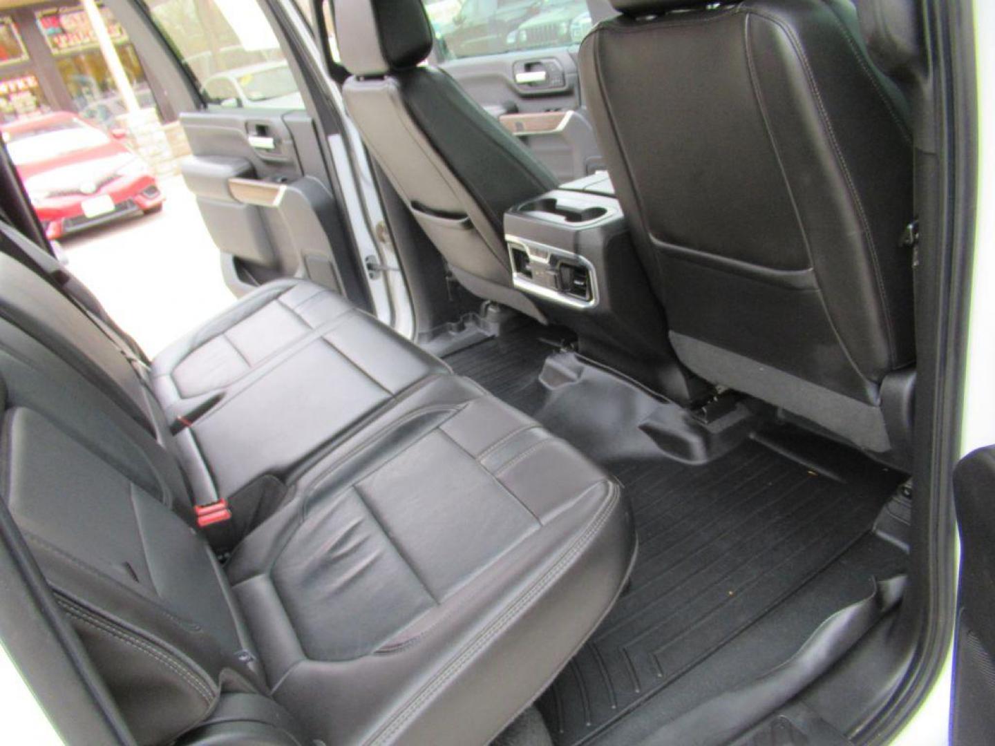 2020 WHITE CHEVROLET SILVERADO 2500 HIGH COUNTRY (1GC4YREY6LF) with an 6.6L engine, Automatic transmission, located at 908 SE 14th Street, Des Moines, IA, 50317, (515) 281-0330, 41.580303, -93.597046 - Photo#16