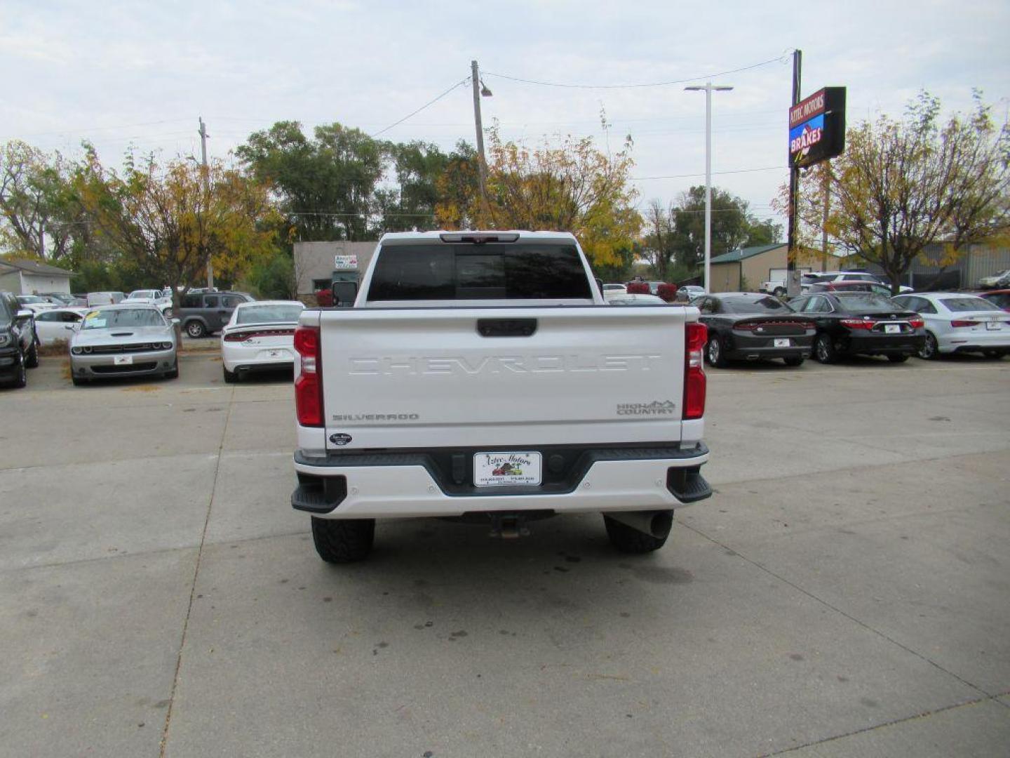 2020 WHITE CHEVROLET SILVERADO 2500 HIGH COUNTRY (1GC4YREY6LF) with an 6.6L engine, Automatic transmission, located at 908 SE 14th Street, Des Moines, IA, 50317, (515) 281-0330, 41.580303, -93.597046 - Photo#5