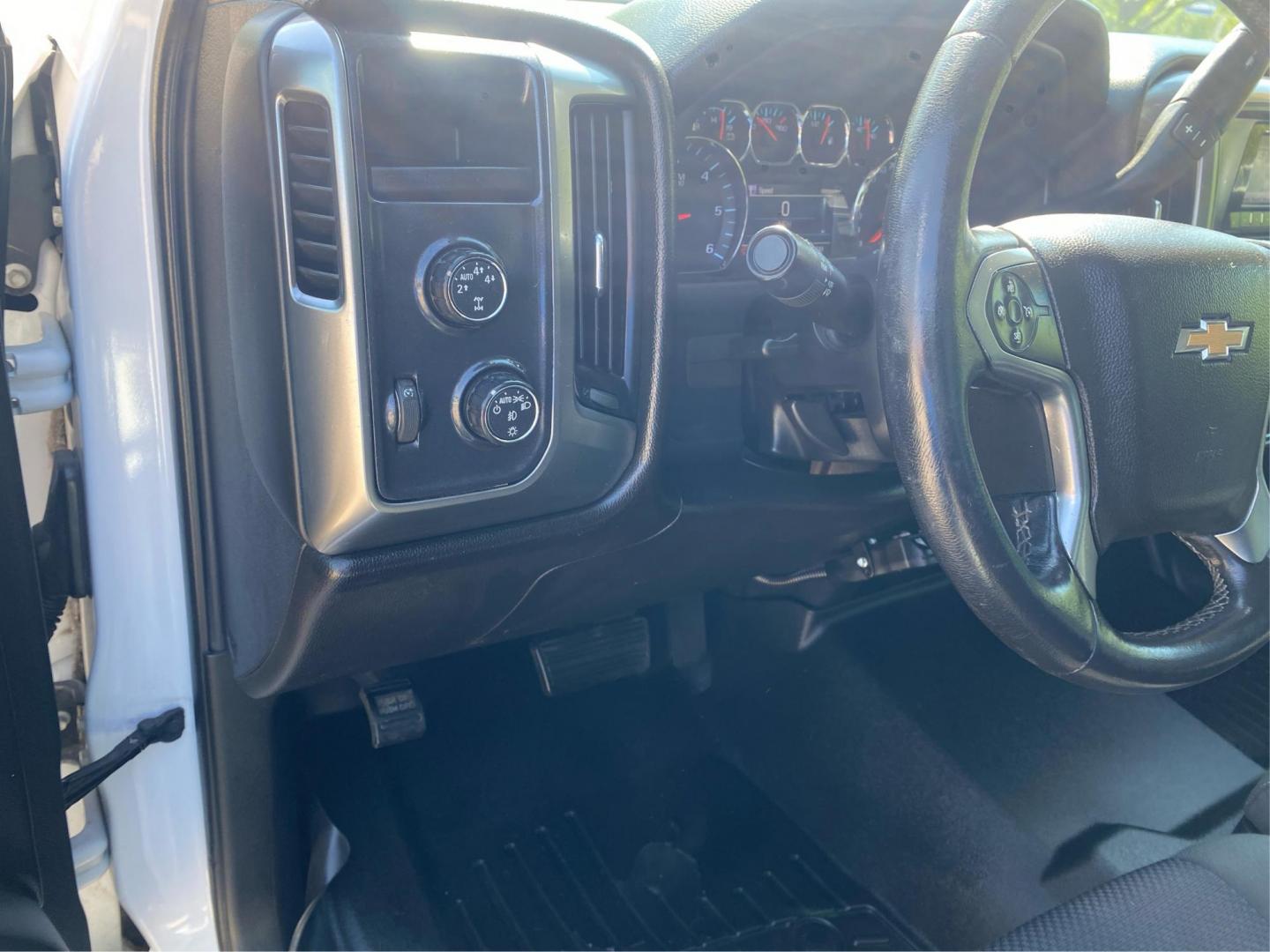 2014 WHITE CHEVROLET SILVERADO 1500 LT (1GCNKREC3EZ) with an 5.3L engine, Automatic transmission, located at 908 SE 14th Street, Des Moines, IA, 50317, (515) 281-0330, 41.580303, -93.597046 - Photo#13
