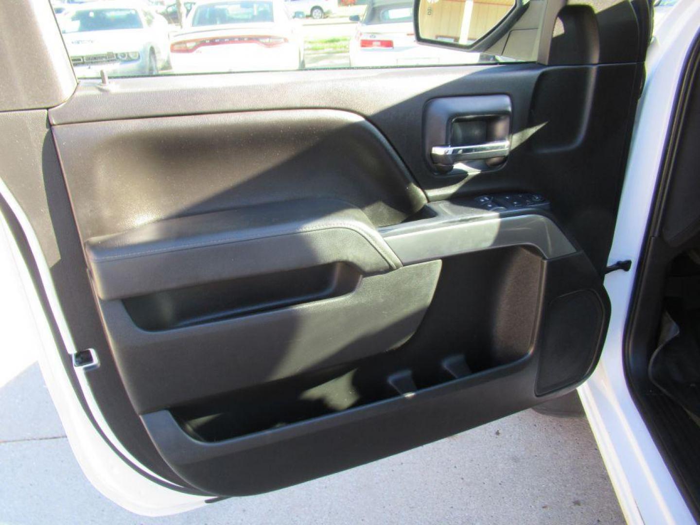 2014 WHITE CHEVROLET SILVERADO 1500 LT (1GCNKREC3EZ) with an 5.3L engine, Automatic transmission, located at 908 SE 14th Street, Des Moines, IA, 50317, (515) 281-0330, 41.580303, -93.597046 - Photo#9