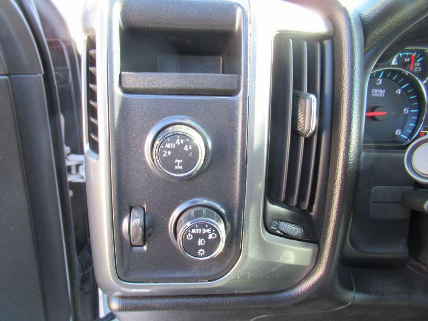 2014 WHITE CHEVROLET SILVERADO 1500 LT (1GCNKREC3EZ) with an 5.3L engine, Automatic transmission, located at 908 SE 14th Street, Des Moines, IA, 50317, (515) 281-0330, 41.580303, -93.597046 - Photo#18
