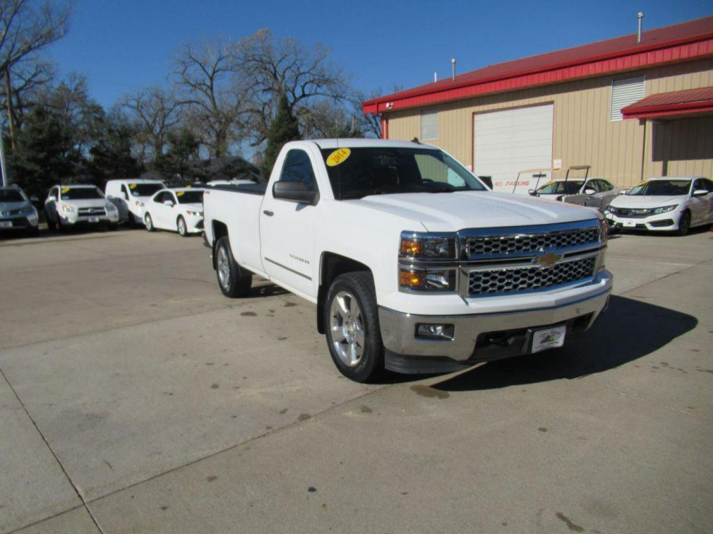2014 WHITE CHEVROLET SILVERADO 1500 LT (1GCNKREC3EZ) with an 5.3L engine, Automatic transmission, located at 908 SE 14th Street, Des Moines, IA, 50317, (515) 281-0330, 41.580303, -93.597046 - Photo#2