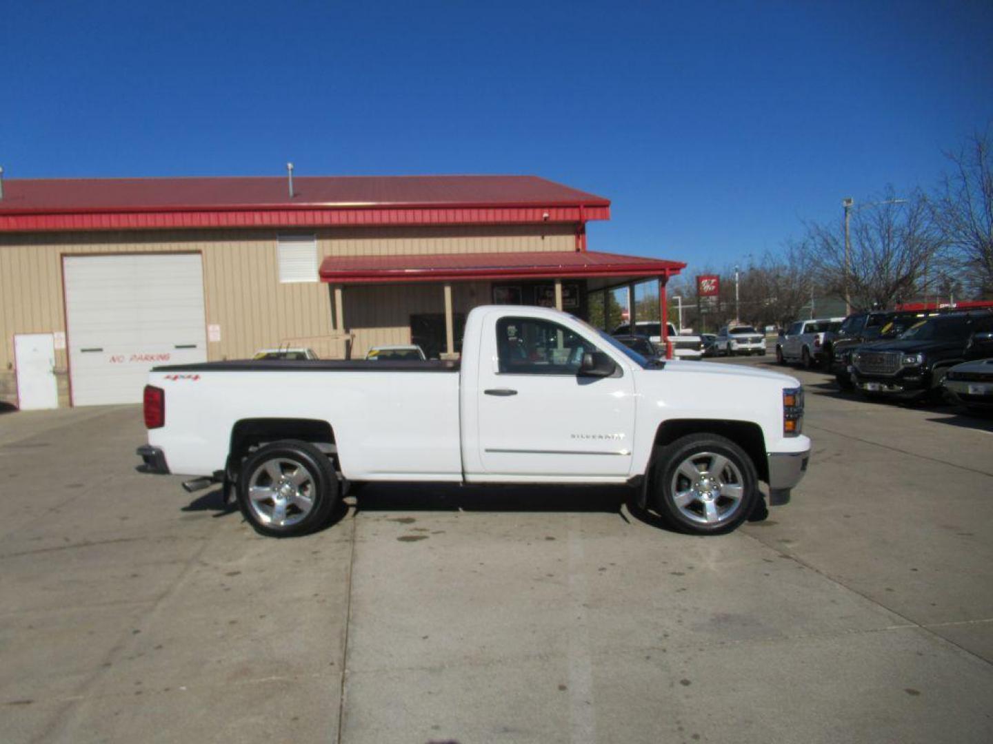 2014 WHITE CHEVROLET SILVERADO 1500 LT (1GCNKREC3EZ) with an 5.3L engine, Automatic transmission, located at 908 SE 14th Street, Des Moines, IA, 50317, (515) 281-0330, 41.580303, -93.597046 - Photo#3