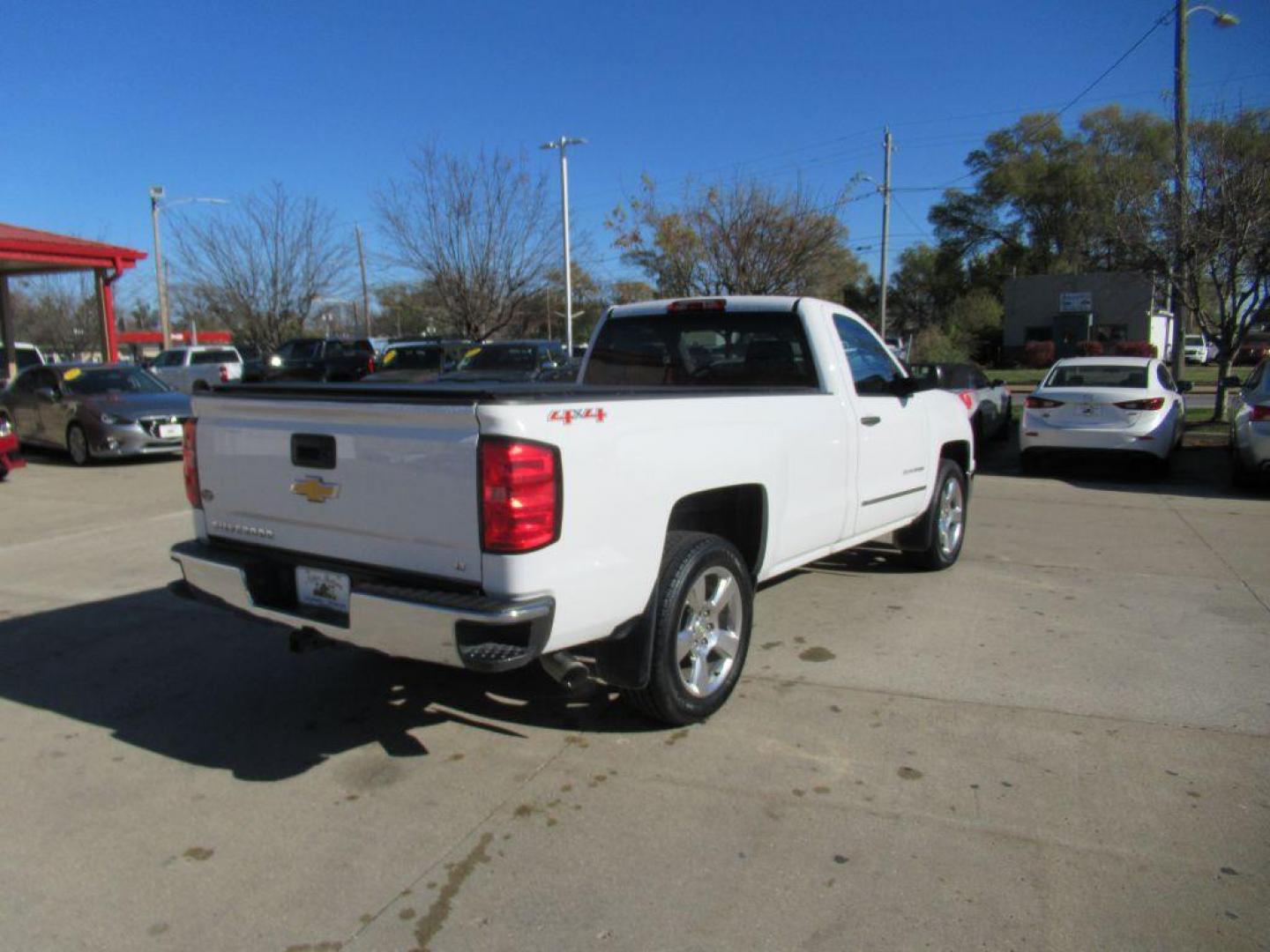 2014 WHITE CHEVROLET SILVERADO 1500 LT (1GCNKREC3EZ) with an 5.3L engine, Automatic transmission, located at 908 SE 14th Street, Des Moines, IA, 50317, (515) 281-0330, 41.580303, -93.597046 - Photo#4