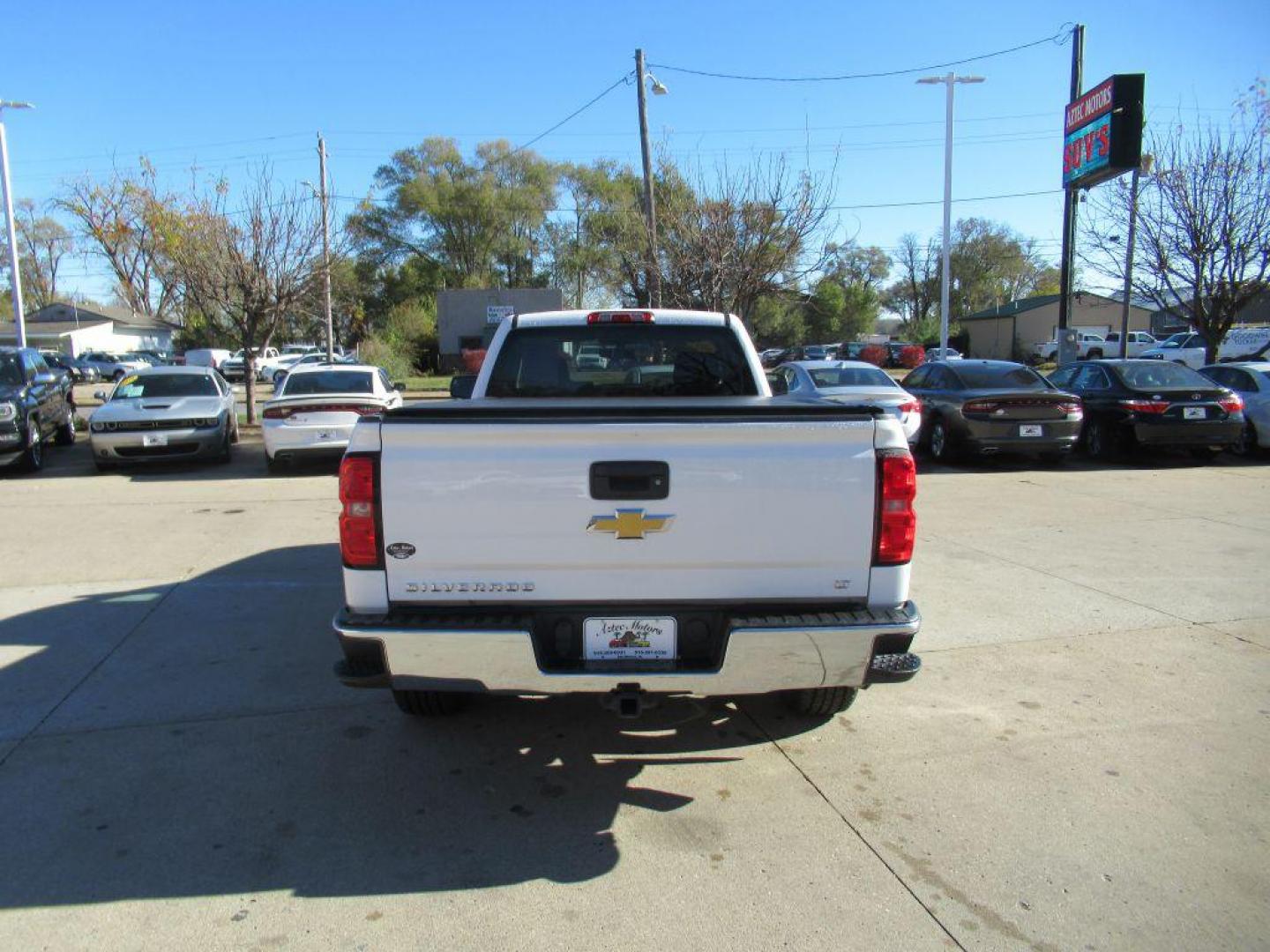 2014 WHITE CHEVROLET SILVERADO 1500 LT (1GCNKREC3EZ) with an 5.3L engine, Automatic transmission, located at 908 SE 14th Street, Des Moines, IA, 50317, (515) 281-0330, 41.580303, -93.597046 - Photo#5