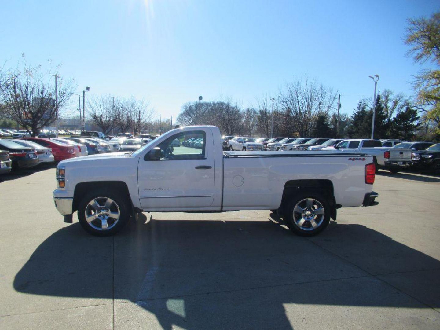 2014 WHITE CHEVROLET SILVERADO 1500 LT (1GCNKREC3EZ) with an 5.3L engine, Automatic transmission, located at 908 SE 14th Street, Des Moines, IA, 50317, (515) 281-0330, 41.580303, -93.597046 - Photo#7