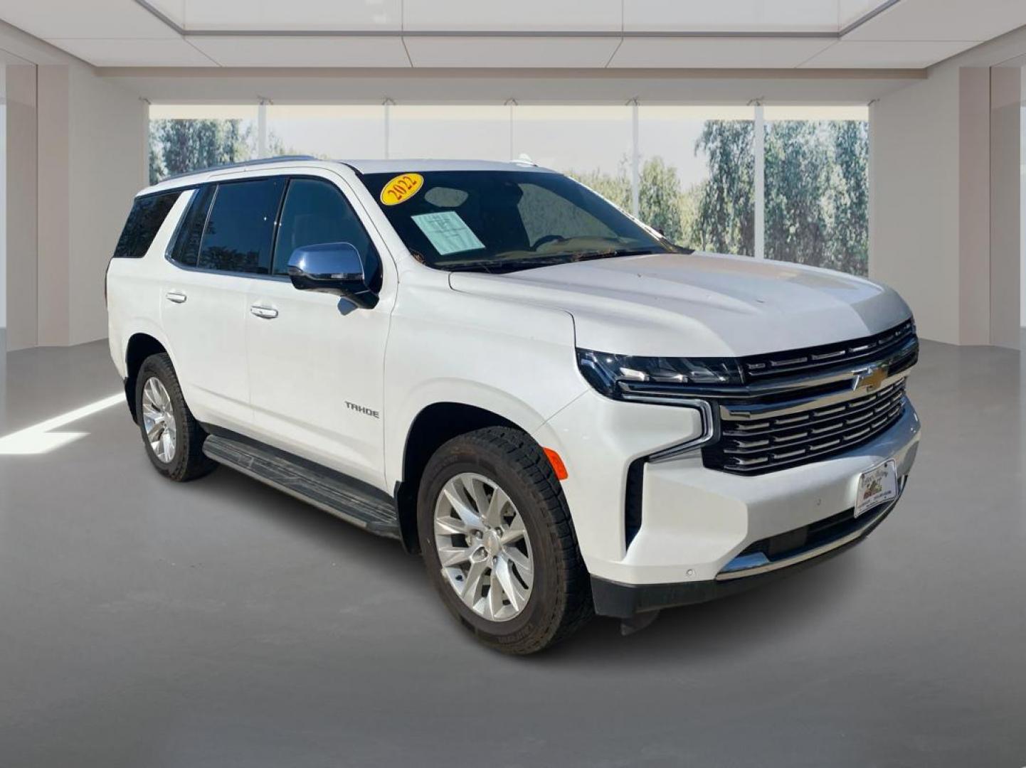 2022 WHITE CHEVROLET TAHOE 1500 PREMIER (1GNSKSKLXNR) with an 6.2L engine, Automatic transmission, located at 908 SE 14th Street, Des Moines, IA, 50317, (515) 281-0330, 41.580303, -93.597046 - Photo#0