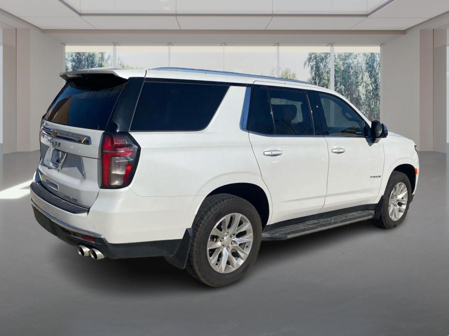2022 WHITE CHEVROLET TAHOE 1500 PREMIER (1GNSKSKLXNR) with an 6.2L engine, Automatic transmission, located at 908 SE 14th Street, Des Moines, IA, 50317, (515) 281-0330, 41.580303, -93.597046 - Photo#2