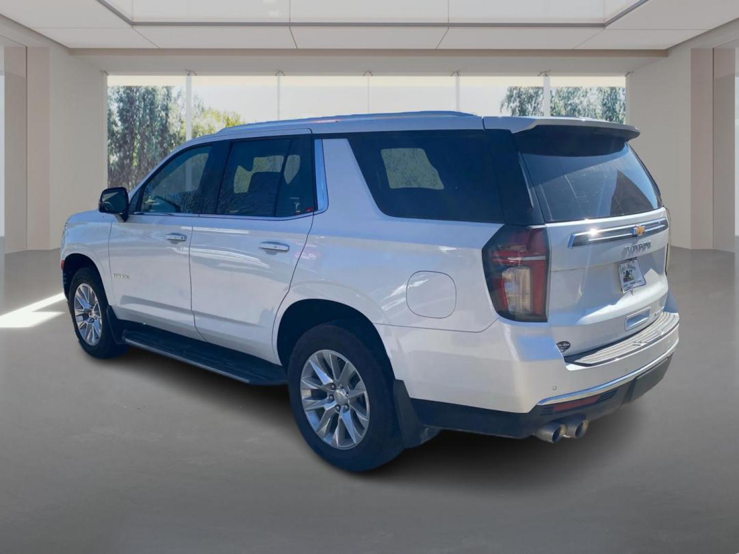 2022 WHITE CHEVROLET TAHOE 1500 PREMIER (1GNSKSKLXNR) with an 6.2L engine, Automatic transmission, located at 908 SE 14th Street, Des Moines, IA, 50317, (515) 281-0330, 41.580303, -93.597046 - Photo#4