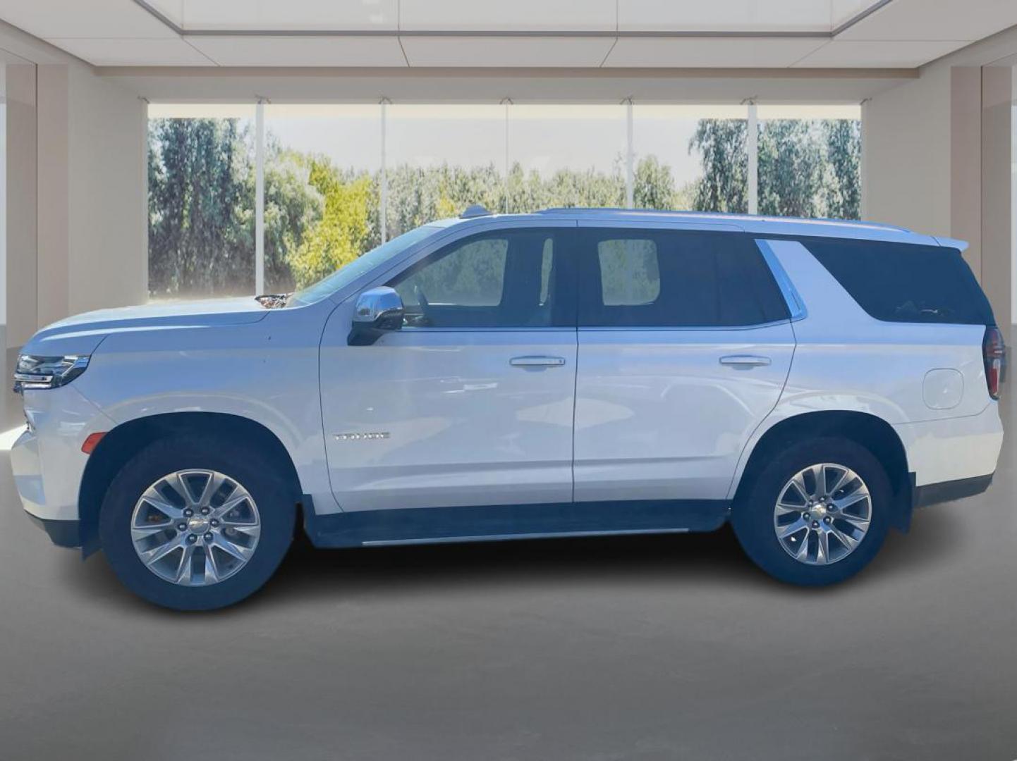 2022 WHITE CHEVROLET TAHOE 1500 PREMIER (1GNSKSKLXNR) with an 6.2L engine, Automatic transmission, located at 908 SE 14th Street, Des Moines, IA, 50317, (515) 281-0330, 41.580303, -93.597046 - Photo#5