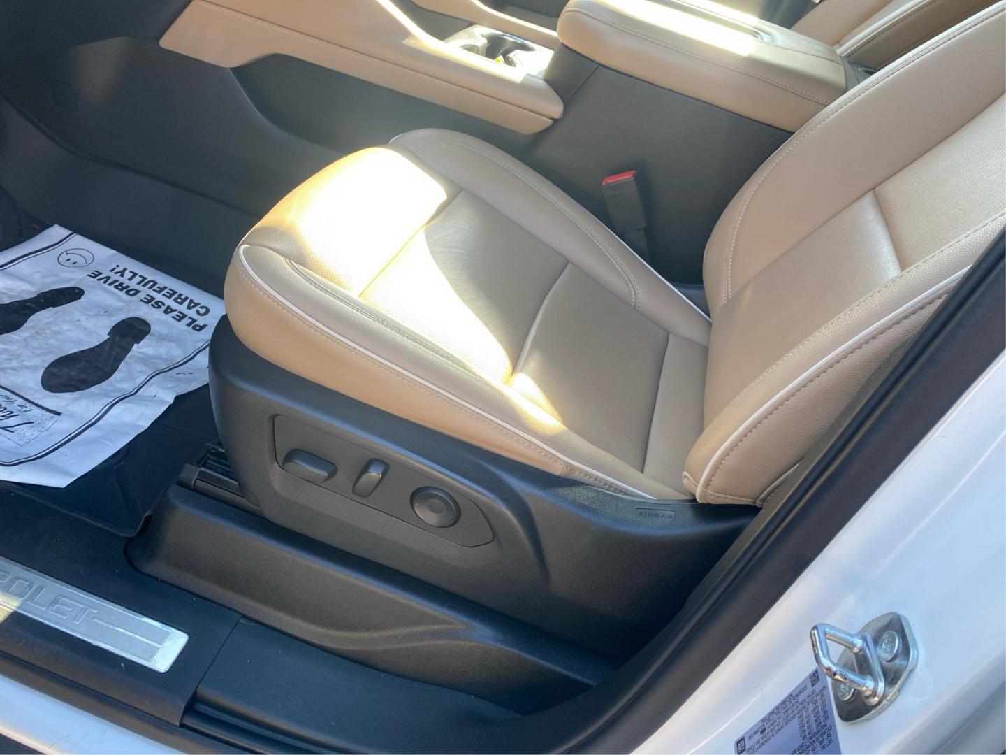 2022 WHITE CHEVROLET TAHOE 1500 PREMIER (1GNSKSKLXNR) with an 6.2L engine, Automatic transmission, located at 908 SE 14th Street, Des Moines, IA, 50317, (515) 281-0330, 41.580303, -93.597046 - Photo#18