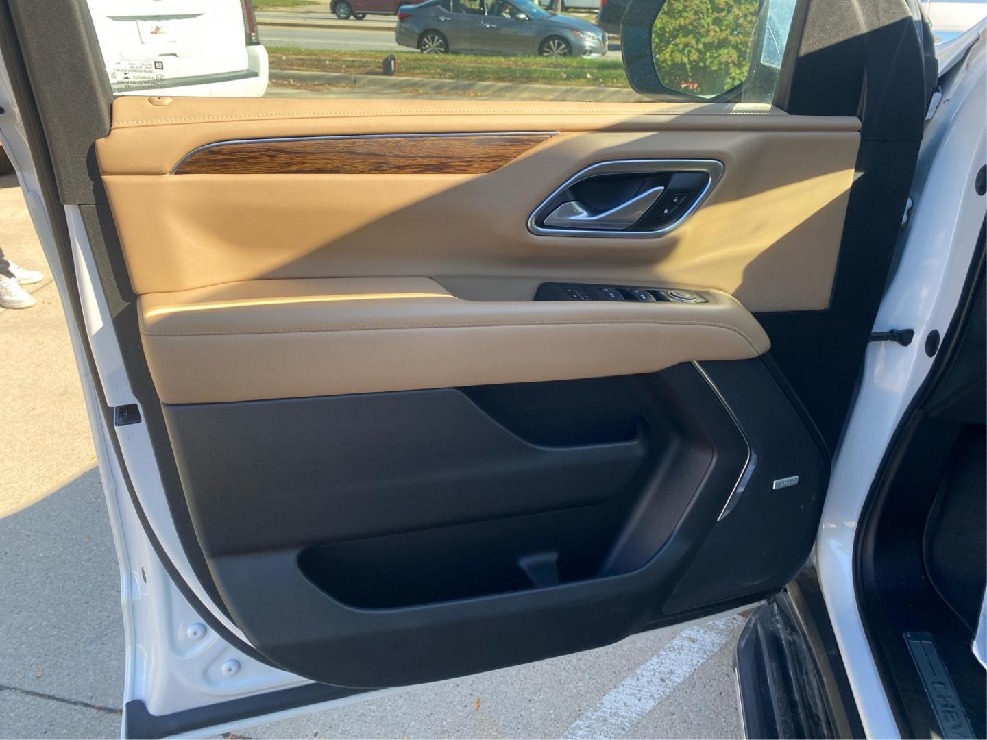 2022 WHITE CHEVROLET TAHOE 1500 PREMIER (1GNSKSKLXNR) with an 6.2L engine, Automatic transmission, located at 908 SE 14th Street, Des Moines, IA, 50317, (515) 281-0330, 41.580303, -93.597046 - Photo#19