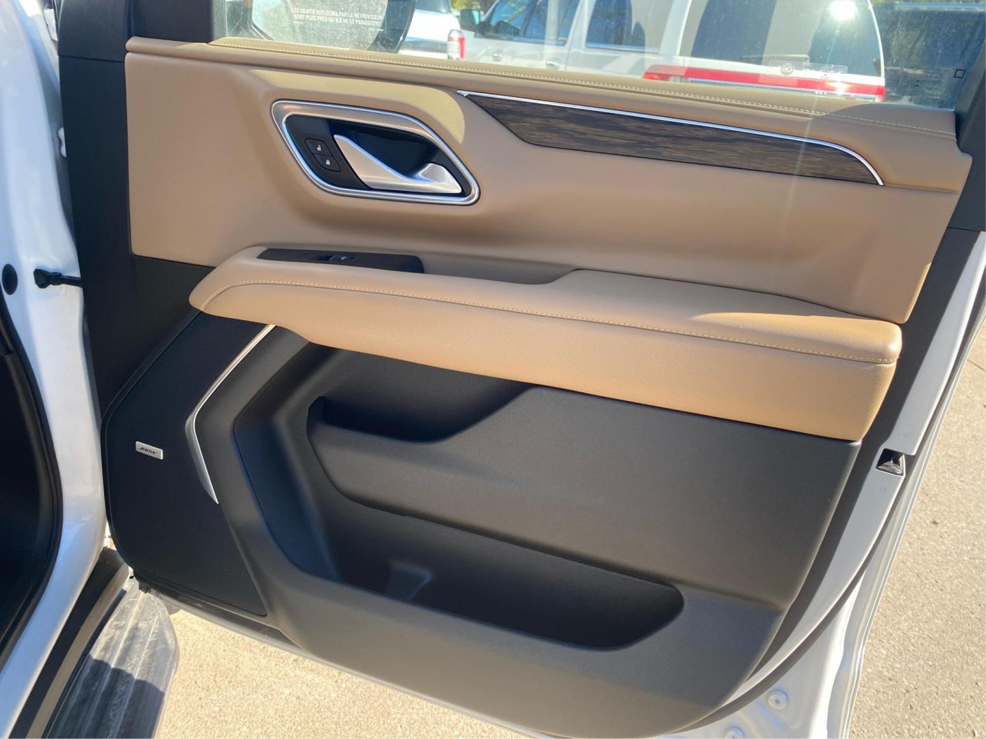 2022 WHITE CHEVROLET TAHOE 1500 PREMIER (1GNSKSKLXNR) with an 6.2L engine, Automatic transmission, located at 908 SE 14th Street, Des Moines, IA, 50317, (515) 281-0330, 41.580303, -93.597046 - Photo#20