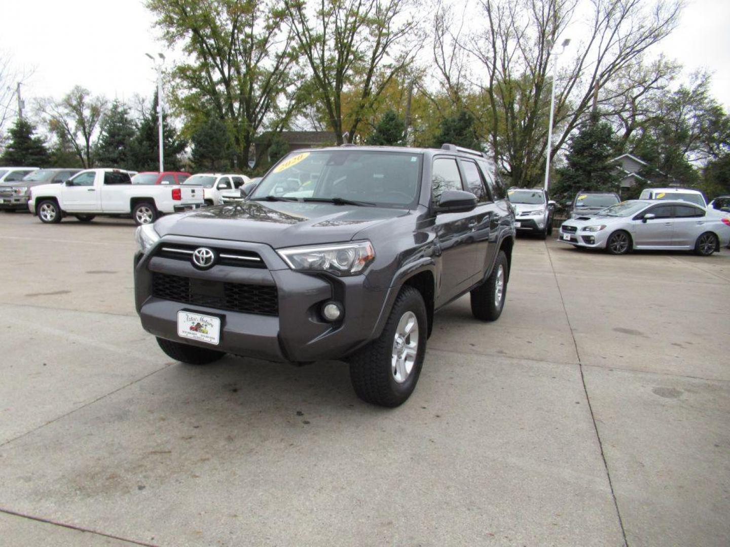 2020 GRAY TOYOTA 4RUNNER SR5/SR5 PREMIUM (JTEBU5JR2L5) with an 4.0L engine, Automatic transmission, located at 908 SE 14th Street, Des Moines, IA, 50317, (515) 281-0330, 41.580303, -93.597046 - Photo#0