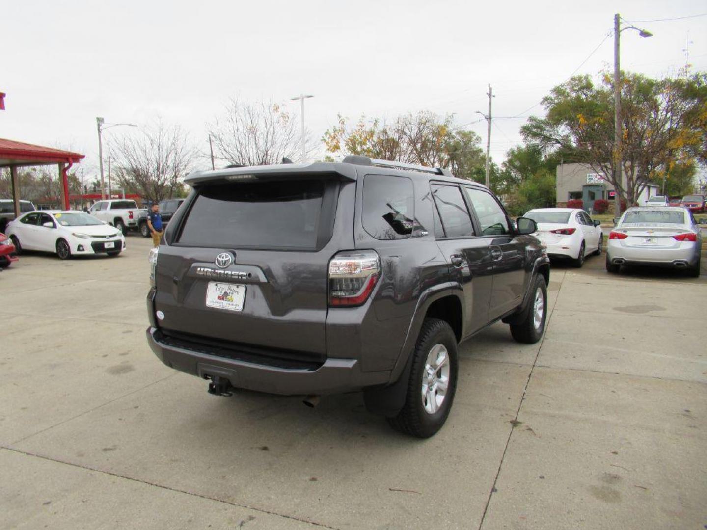 2020 GRAY TOYOTA 4RUNNER SR5/SR5 PREMIUM (JTEBU5JR2L5) with an 4.0L engine, Automatic transmission, located at 908 SE 14th Street, Des Moines, IA, 50317, (515) 281-0330, 41.580303, -93.597046 - Photo#9