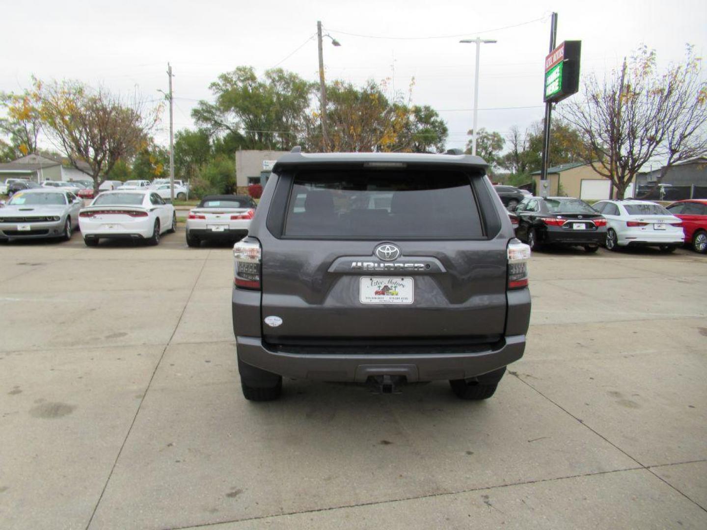 2020 GRAY TOYOTA 4RUNNER SR5/SR5 PREMIUM (JTEBU5JR2L5) with an 4.0L engine, Automatic transmission, located at 908 SE 14th Street, Des Moines, IA, 50317, (515) 281-0330, 41.580303, -93.597046 - Photo#10