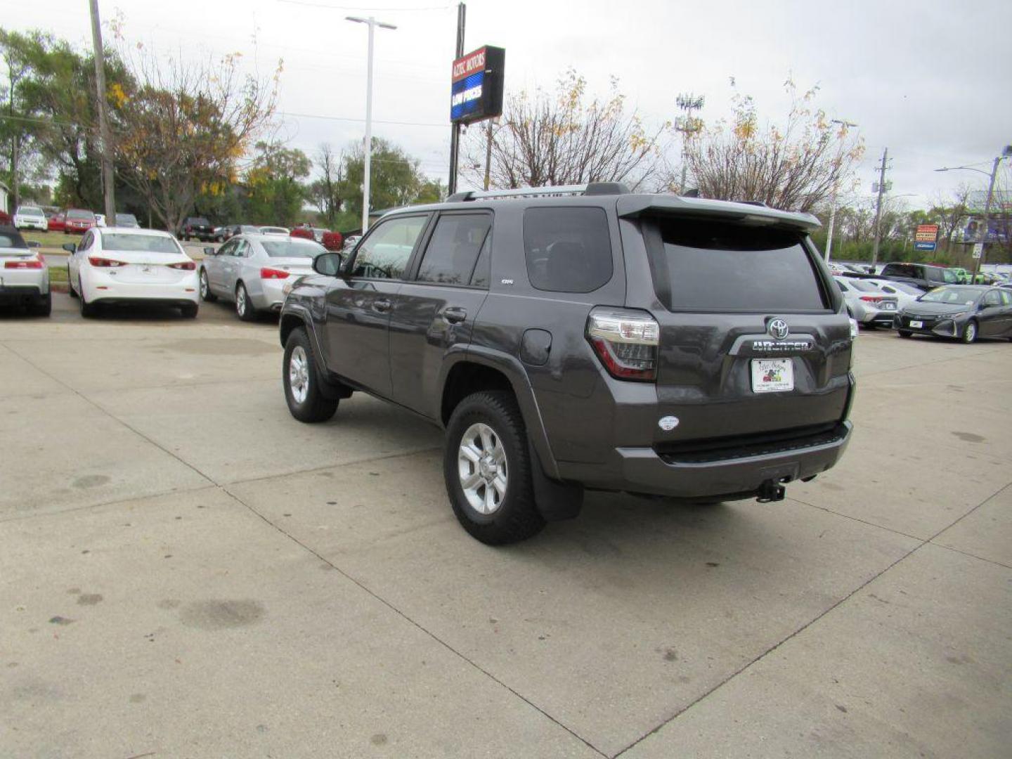 2020 GRAY TOYOTA 4RUNNER SR5/SR5 PREMIUM (JTEBU5JR2L5) with an 4.0L engine, Automatic transmission, located at 908 SE 14th Street, Des Moines, IA, 50317, (515) 281-0330, 41.580303, -93.597046 - Photo#11