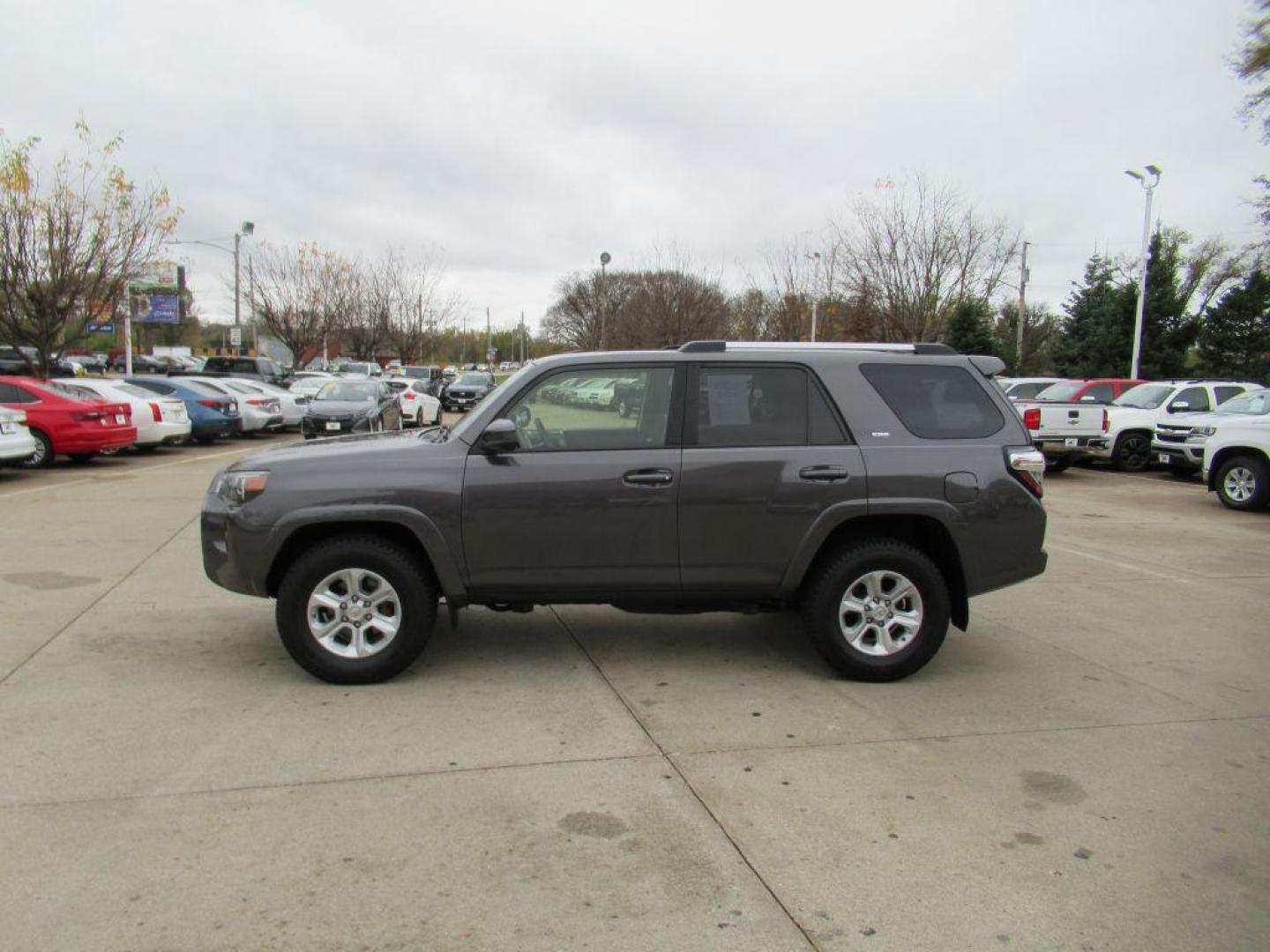 2020 GRAY TOYOTA 4RUNNER SR5/SR5 PREMIUM (JTEBU5JR2L5) with an 4.0L engine, Automatic transmission, located at 908 SE 14th Street, Des Moines, IA, 50317, (515) 281-0330, 41.580303, -93.597046 - Photo#12