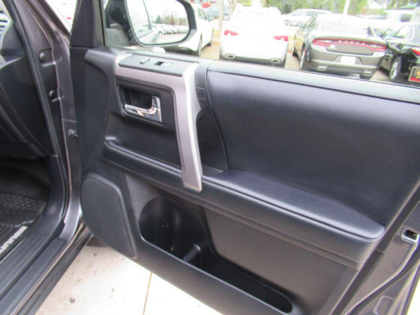 2020 GRAY TOYOTA 4RUNNER SR5/SR5 PREMIUM (JTEBU5JR2L5) with an 4.0L engine, Automatic transmission, located at 908 SE 14th Street, Des Moines, IA, 50317, (515) 281-0330, 41.580303, -93.597046 - Photo#17