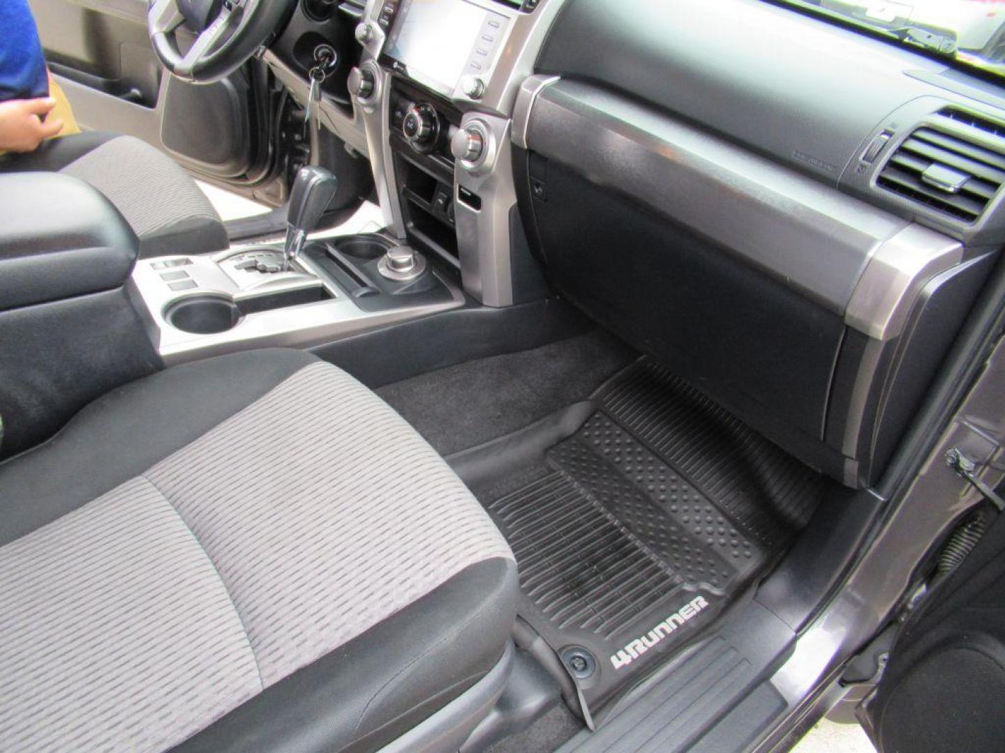 2020 GRAY TOYOTA 4RUNNER SR5/SR5 PREMIUM (JTEBU5JR2L5) with an 4.0L engine, Automatic transmission, located at 908 SE 14th Street, Des Moines, IA, 50317, (515) 281-0330, 41.580303, -93.597046 - Photo#18
