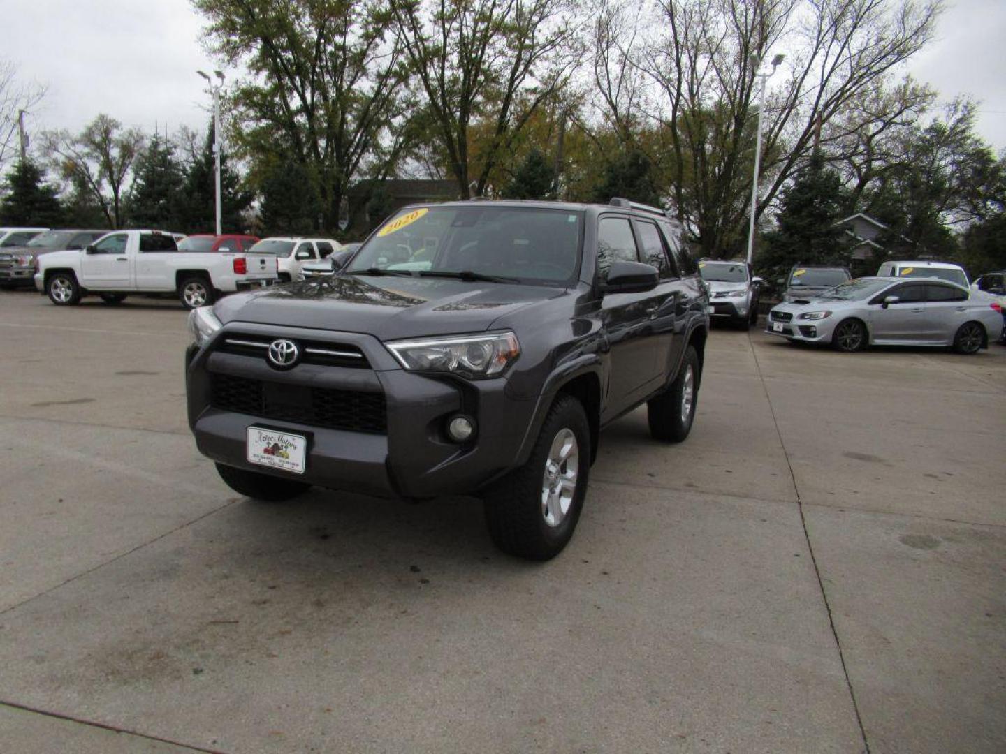2020 GRAY TOYOTA 4RUNNER SR5/SR5 PREMIUM (JTEBU5JR2L5) with an 4.0L engine, Automatic transmission, located at 908 SE 14th Street, Des Moines, IA, 50317, (515) 281-0330, 41.580303, -93.597046 - Photo#1