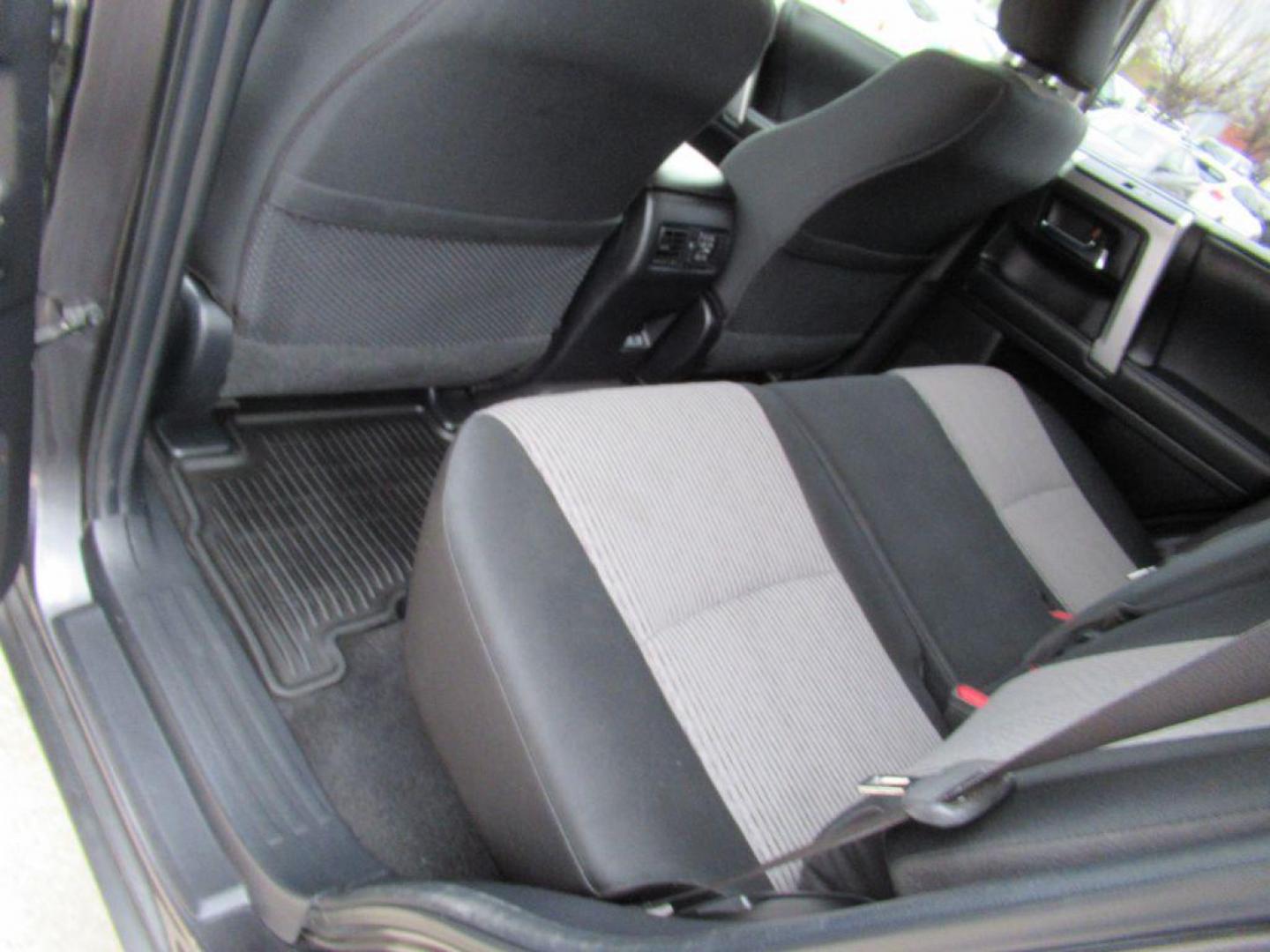 2020 GRAY TOYOTA 4RUNNER SR5/SR5 PREMIUM (JTEBU5JR2L5) with an 4.0L engine, Automatic transmission, located at 908 SE 14th Street, Des Moines, IA, 50317, (515) 281-0330, 41.580303, -93.597046 - Photo#20