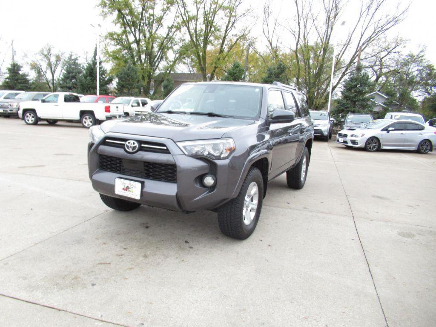 2020 GRAY TOYOTA 4RUNNER SR5/SR5 PREMIUM (JTEBU5JR2L5) with an 4.0L engine, Automatic transmission, located at 908 SE 14th Street, Des Moines, IA, 50317, (515) 281-0330, 41.580303, -93.597046 - Photo#2