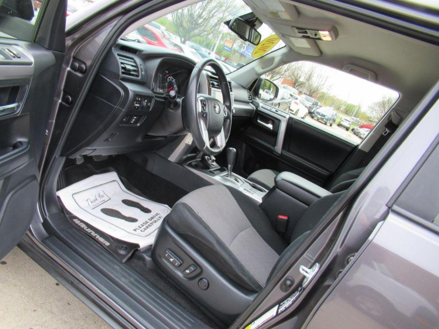 2020 GRAY TOYOTA 4RUNNER SR5/SR5 PREMIUM (JTEBU5JR2L5) with an 4.0L engine, Automatic transmission, located at 908 SE 14th Street, Des Moines, IA, 50317, (515) 281-0330, 41.580303, -93.597046 - Photo#30