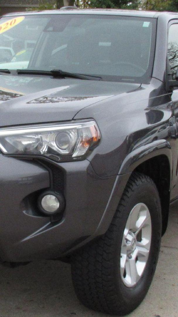 2020 GRAY TOYOTA 4RUNNER SR5/SR5 PREMIUM (JTEBU5JR2L5) with an 4.0L engine, Automatic transmission, located at 908 SE 14th Street, Des Moines, IA, 50317, (515) 281-0330, 41.580303, -93.597046 - Photo#5