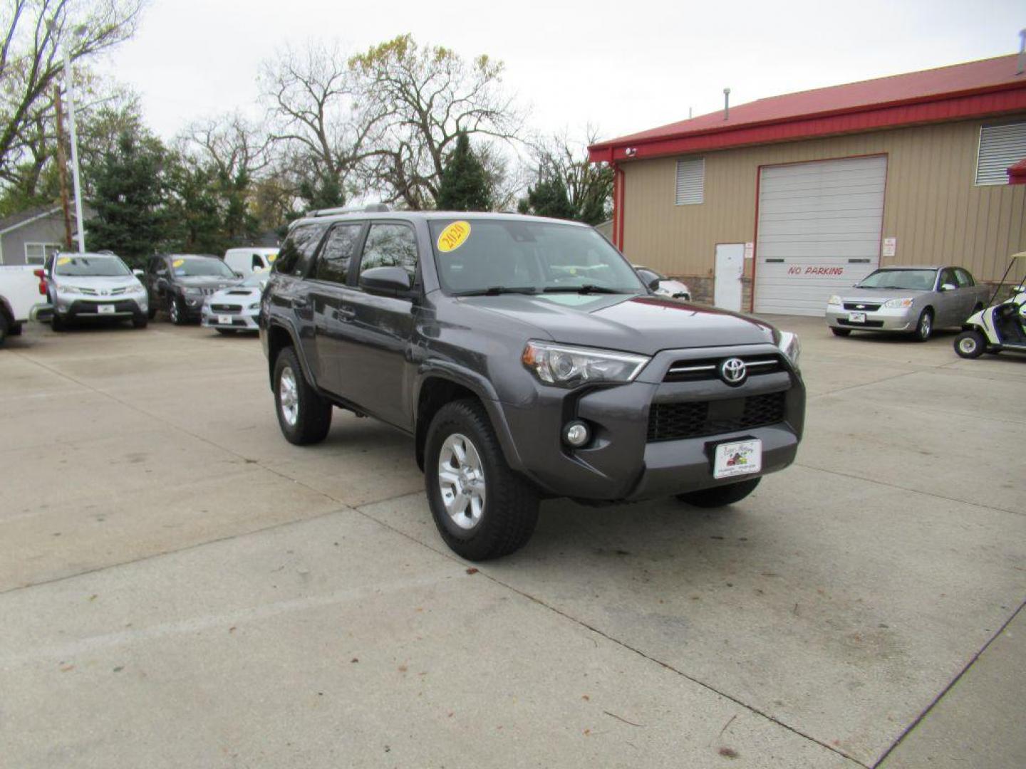 2020 GRAY TOYOTA 4RUNNER SR5/SR5 PREMIUM (JTEBU5JR2L5) with an 4.0L engine, Automatic transmission, located at 908 SE 14th Street, Des Moines, IA, 50317, (515) 281-0330, 41.580303, -93.597046 - Photo#7