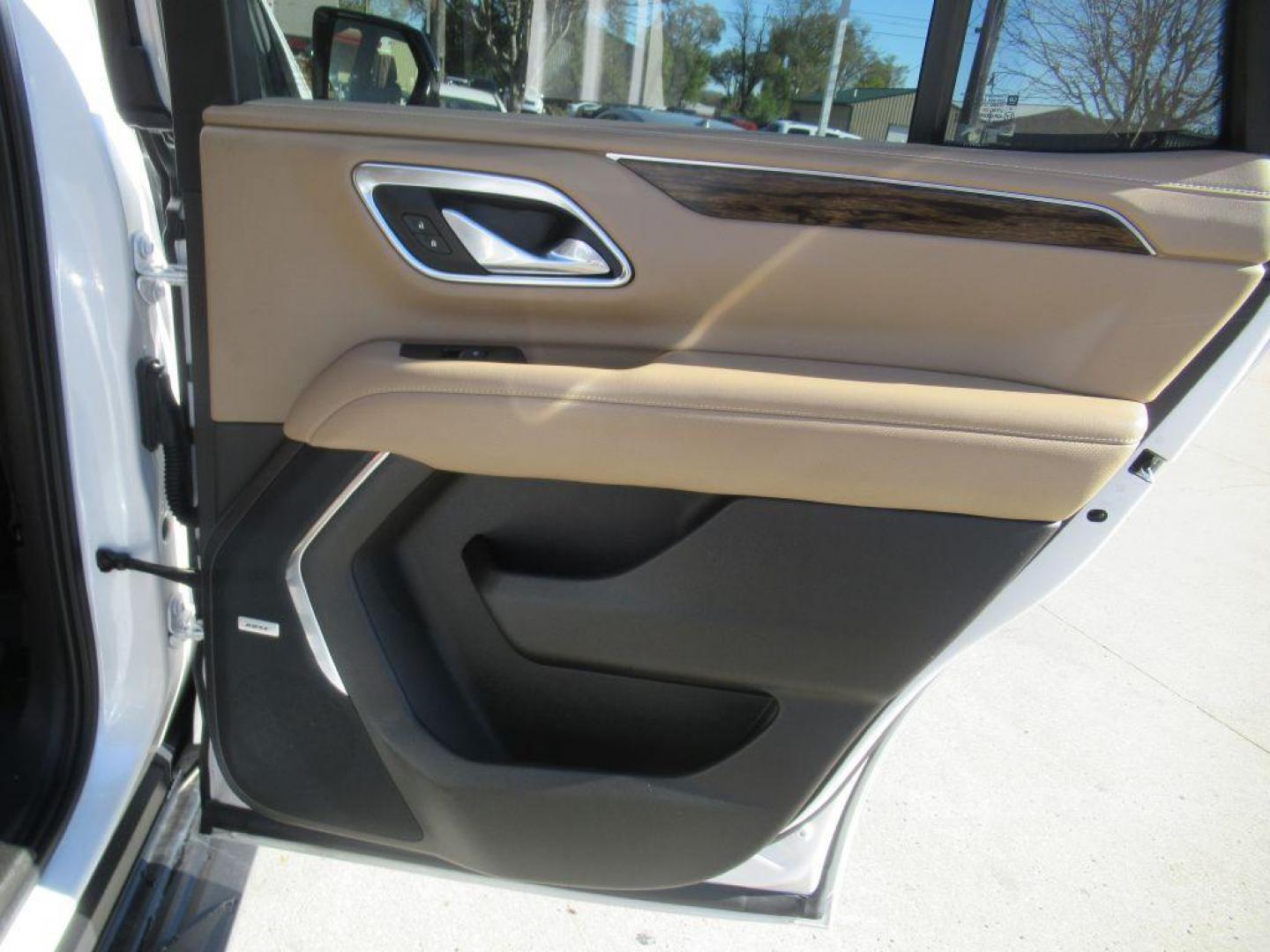 2021 WHITE CHEVROLET TAHOE 1500 PREMIER (1GNSKSKD2MR) with an 5.3L engine, Automatic transmission, located at 908 SE 14th Street, Des Moines, IA, 50317, (515) 281-0330, 41.580303, -93.597046 - Photo#11