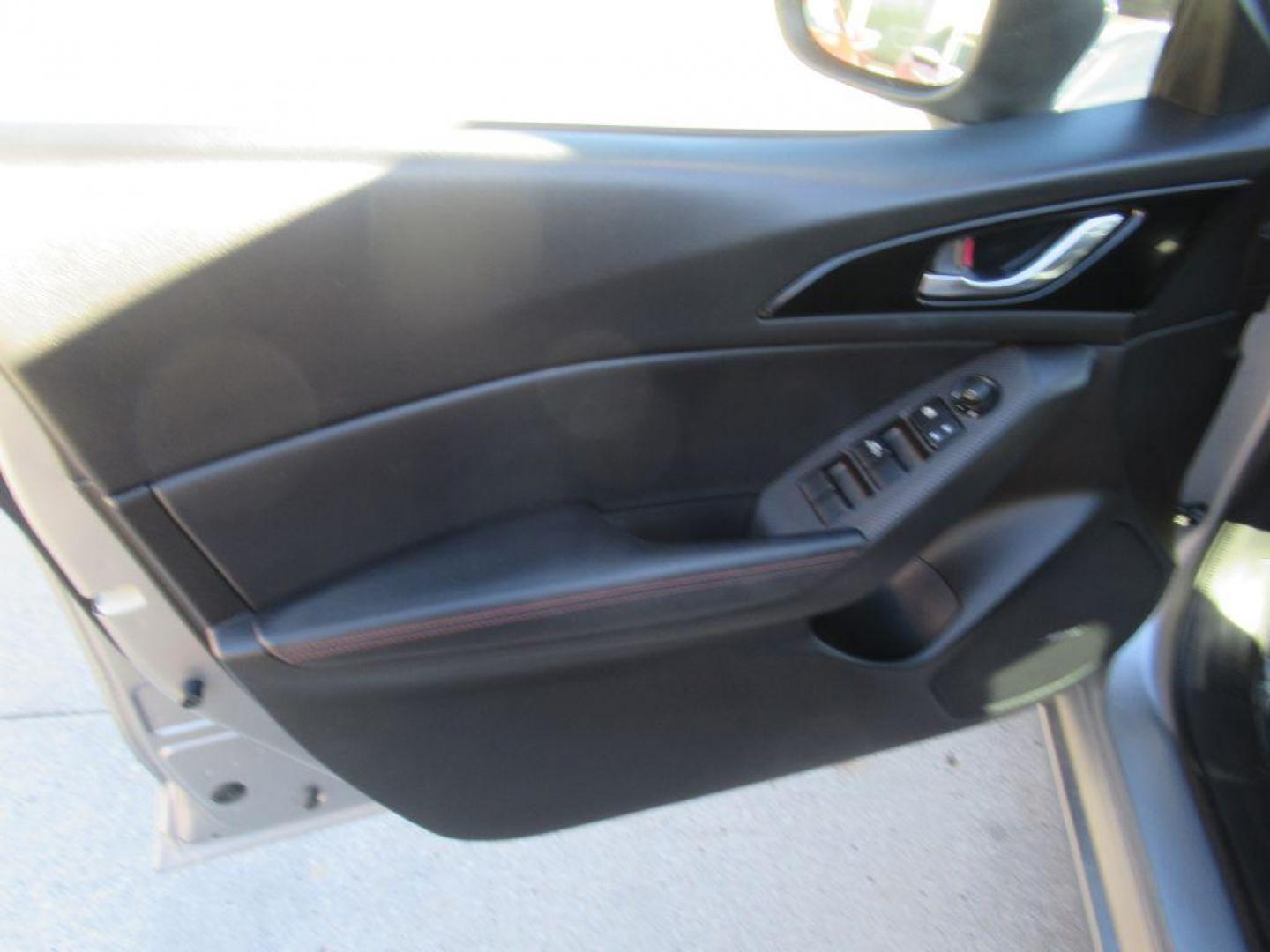 2014 GRAY MAZDA 3 TOURING (JM1BM1L35E1) with an 2.5L engine, Automatic transmission, located at 908 SE 14th Street, Des Moines, IA, 50317, (515) 281-0330, 41.580303, -93.597046 - Photo#9
