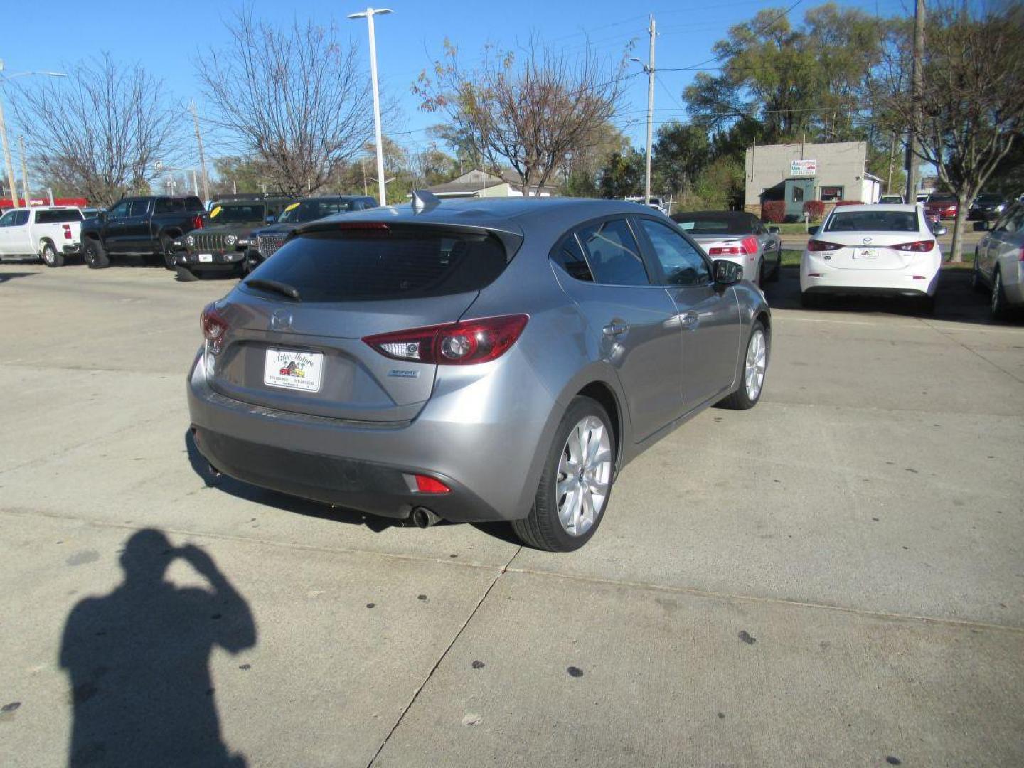 2014 GRAY MAZDA 3 TOURING (JM1BM1L35E1) with an 2.5L engine, Automatic transmission, located at 908 SE 14th Street, Des Moines, IA, 50317, (515) 281-0330, 41.580303, -93.597046 - Photo#4