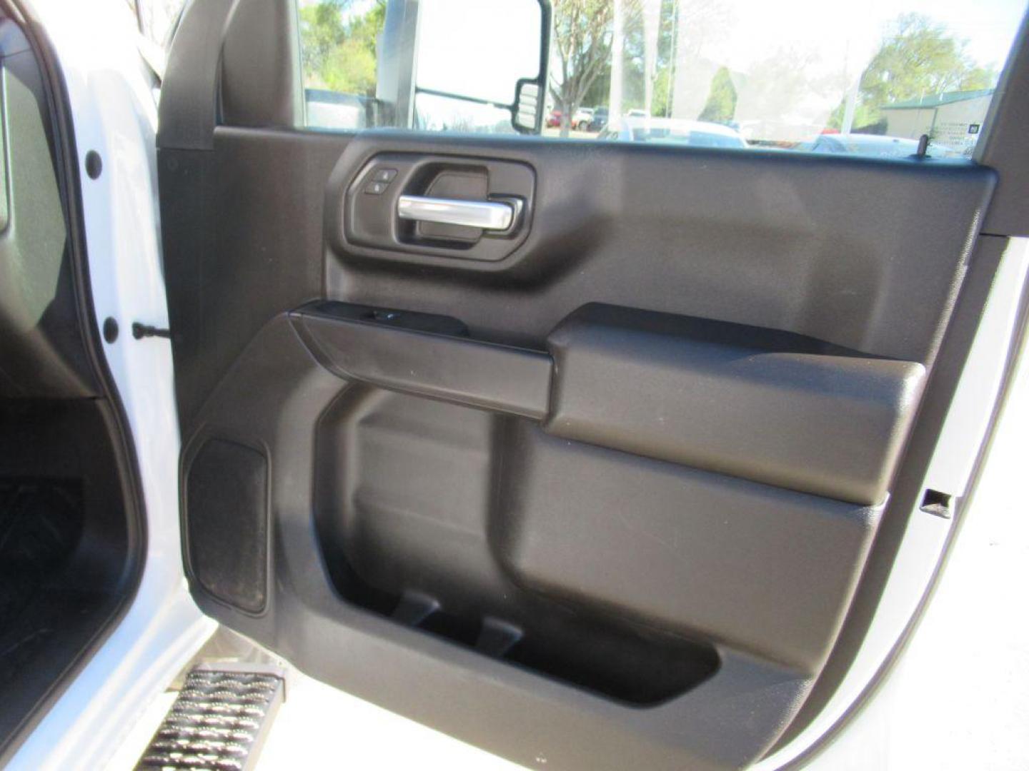 2022 WHITE CHEVROLET SILVERADO 2500 HEAVY DUTY (1GC5YLE7XNF) with an 6.6L engine, Automatic transmission, located at 908 SE 14th Street, Des Moines, IA, 50317, (515) 281-0330, 41.580303, -93.597046 - Photo#12