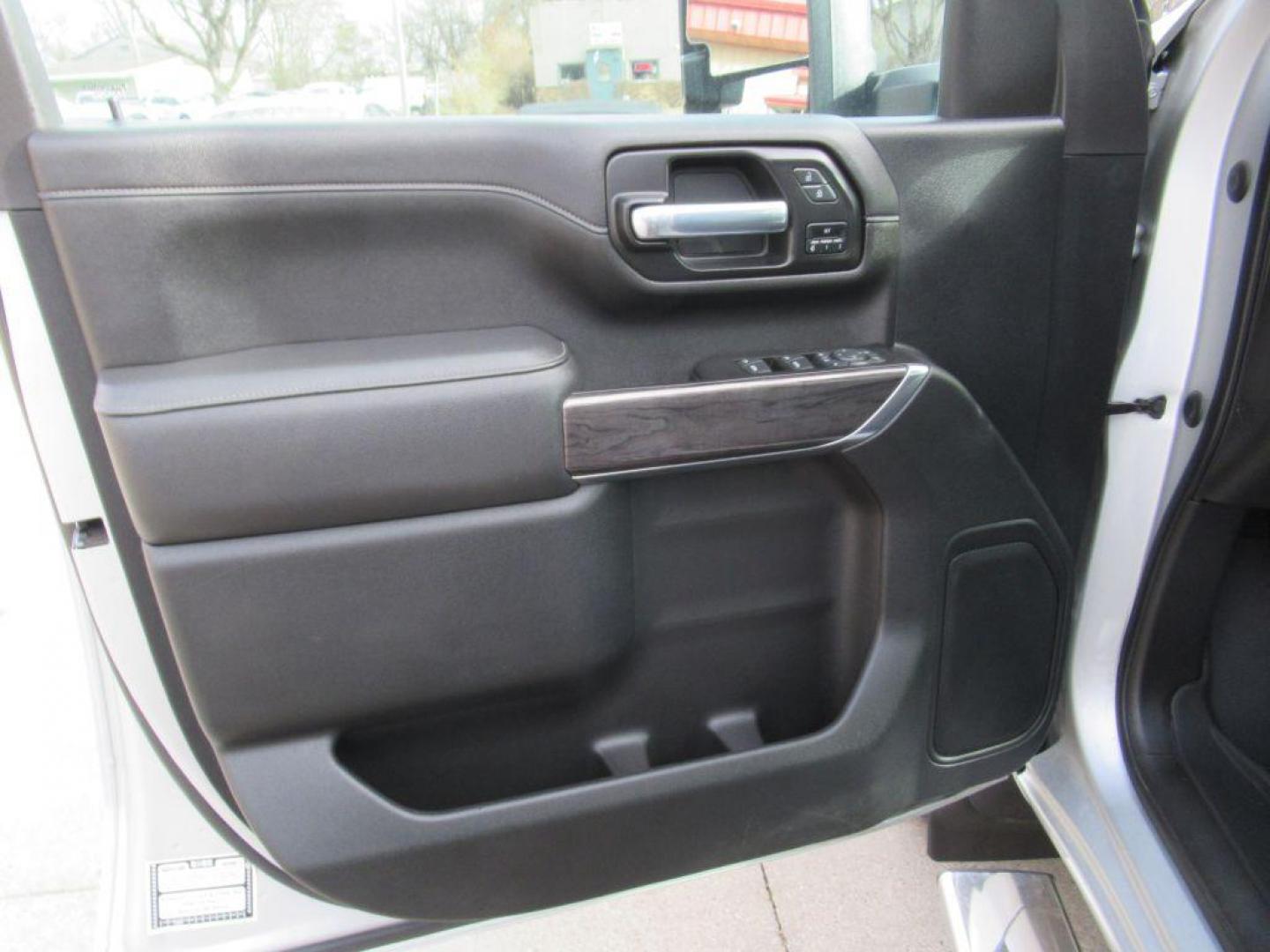 2021 SILVER CHEVROLET SILVERADO 2500 HEAVY DUTY LTZ (1GC1YPE78MF) with an 6.6L engine, Automatic transmission, located at 908 SE 14th Street, Des Moines, IA, 50317, (515) 281-0330, 41.580303, -93.597046 - Photo#9