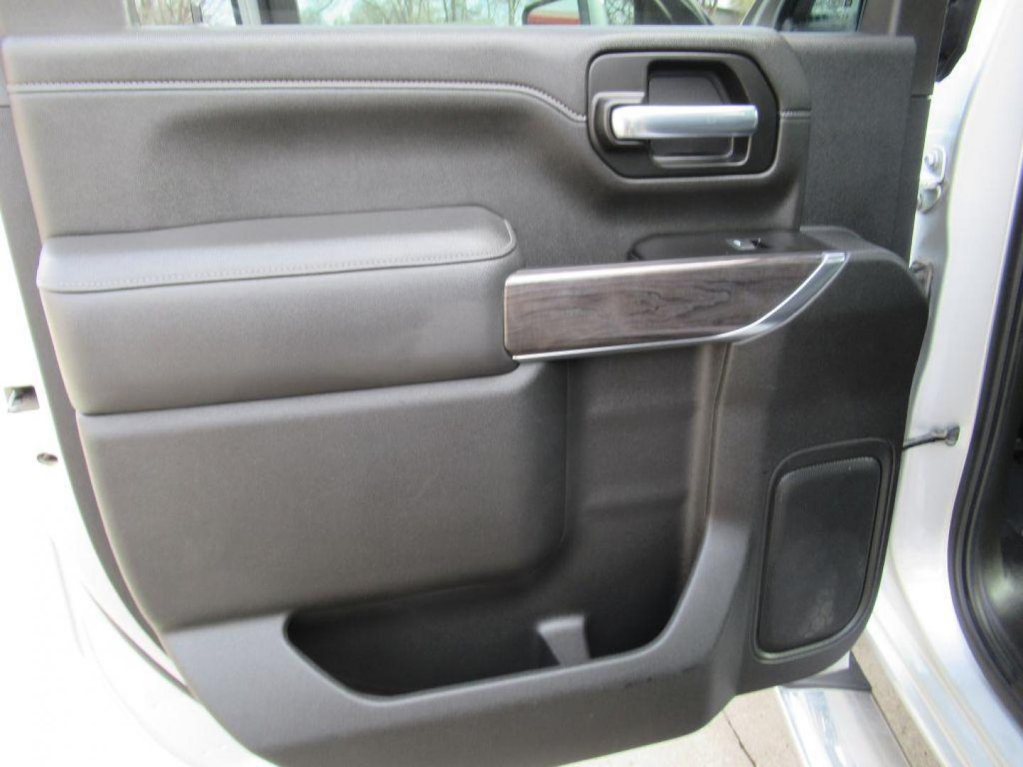 2021 SILVER CHEVROLET SILVERADO 2500 HEAVY DUTY LTZ (1GC1YPE78MF) with an 6.6L engine, Automatic transmission, located at 908 SE 14th Street, Des Moines, IA, 50317, (515) 281-0330, 41.580303, -93.597046 - Photo#10