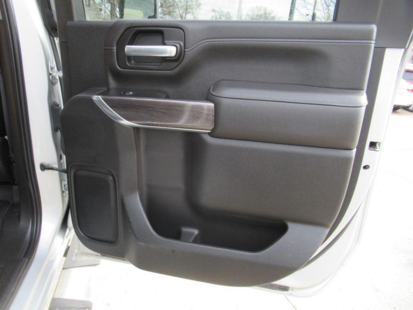 2021 SILVER CHEVROLET SILVERADO 2500 HEAVY DUTY LTZ (1GC1YPE78MF) with an 6.6L engine, Automatic transmission, located at 908 SE 14th Street, Des Moines, IA, 50317, (515) 281-0330, 41.580303, -93.597046 - Photo#11