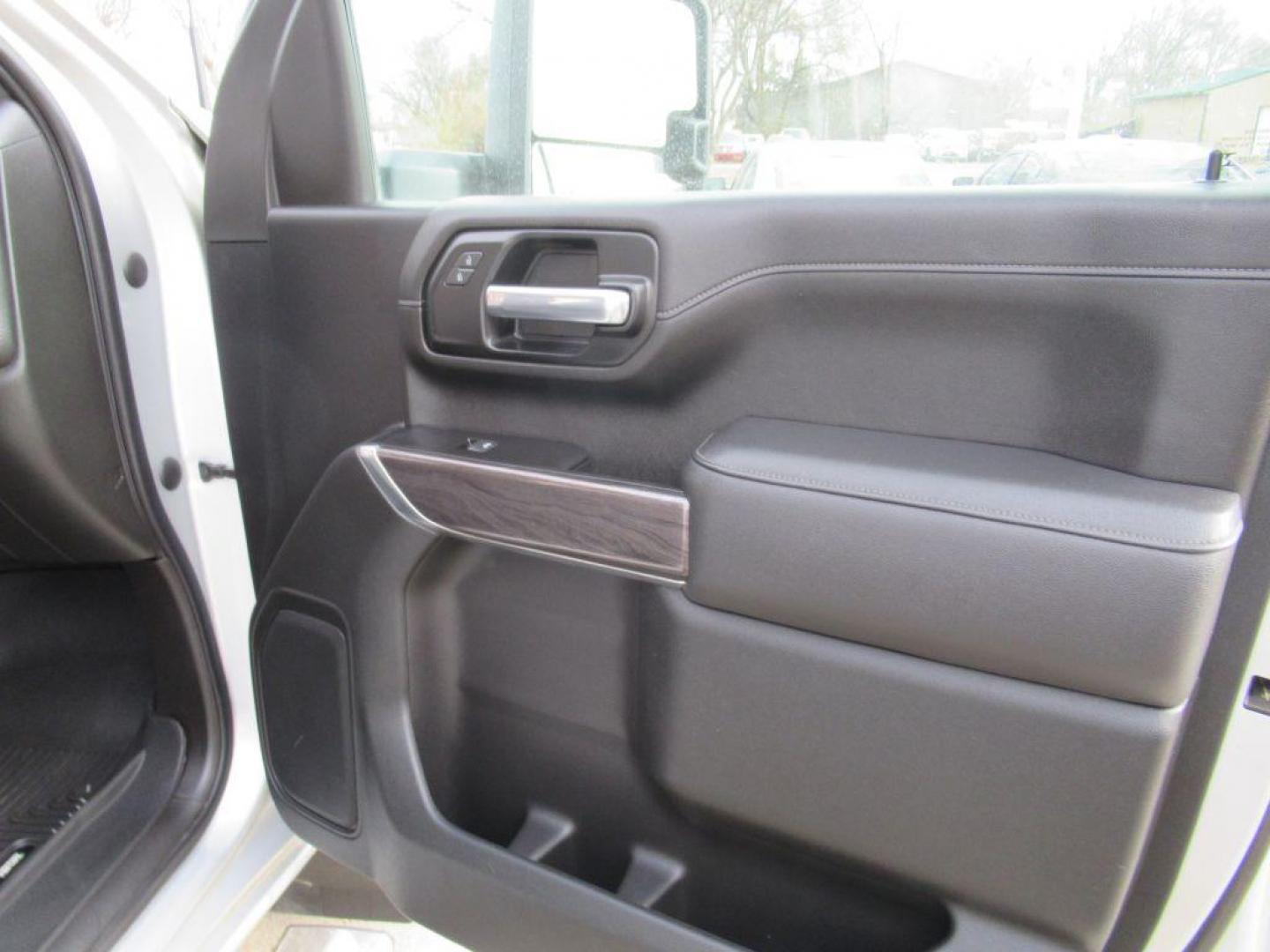 2021 SILVER CHEVROLET SILVERADO 2500 HEAVY DUTY LTZ (1GC1YPE78MF) with an 6.6L engine, Automatic transmission, located at 908 SE 14th Street, Des Moines, IA, 50317, (515) 281-0330, 41.580303, -93.597046 - Photo#12