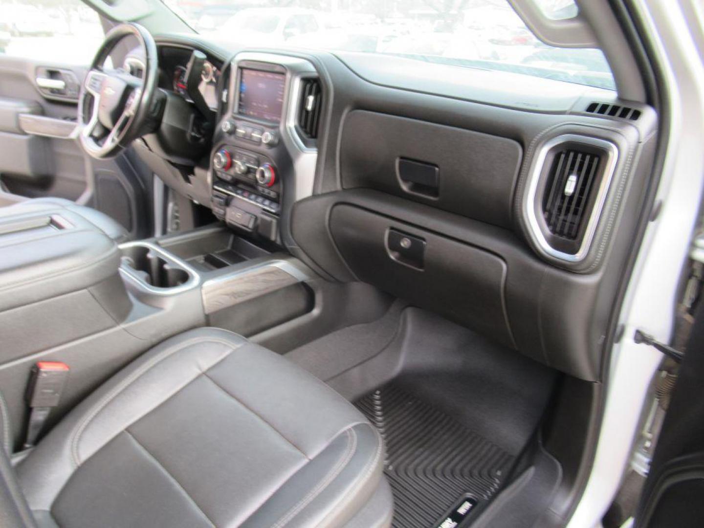 2021 SILVER CHEVROLET SILVERADO 2500 HEAVY DUTY LTZ (1GC1YPE78MF) with an 6.6L engine, Automatic transmission, located at 908 SE 14th Street, Des Moines, IA, 50317, (515) 281-0330, 41.580303, -93.597046 - Photo#13